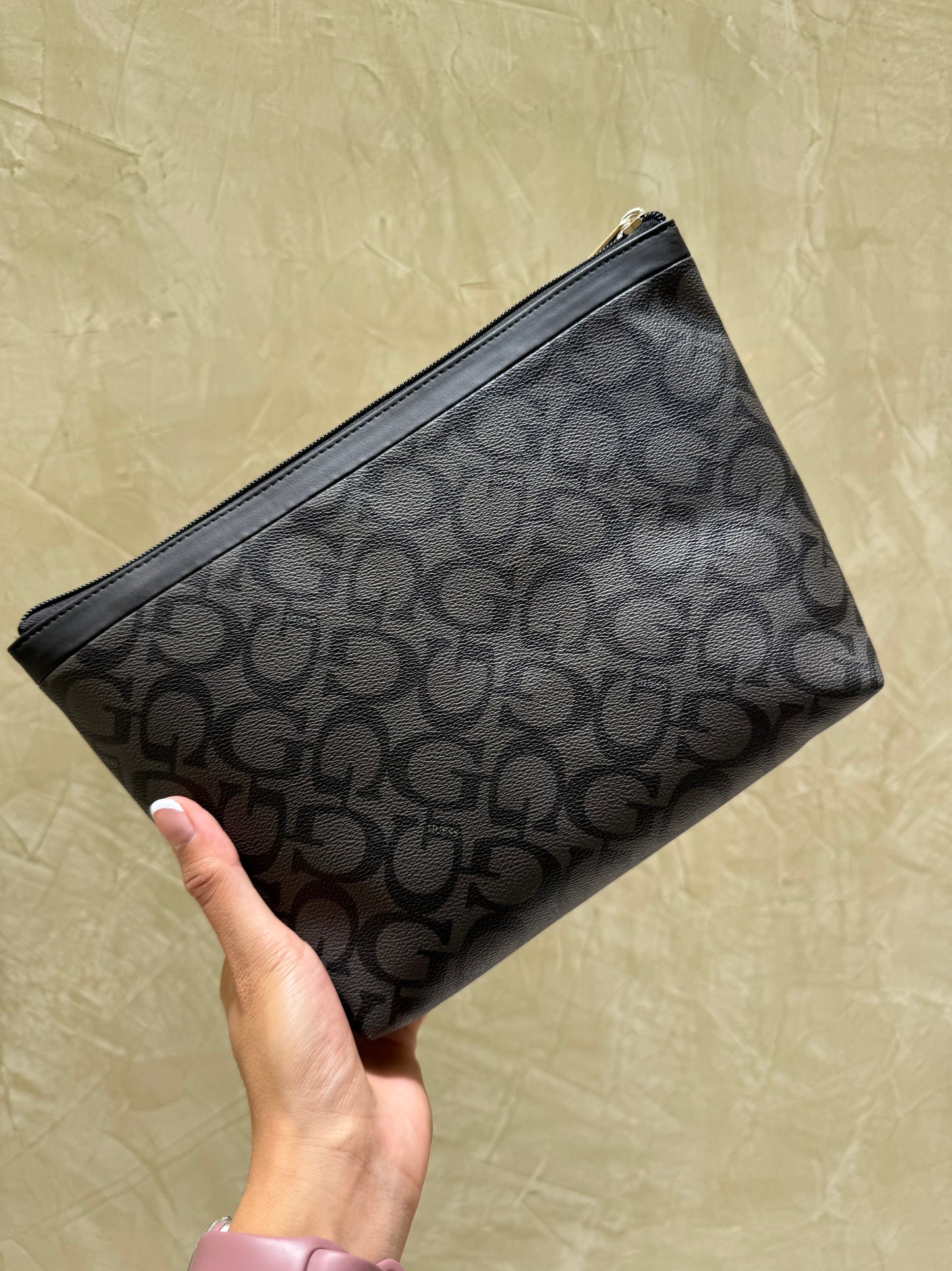 Cosmetiquera GUESS sencilla