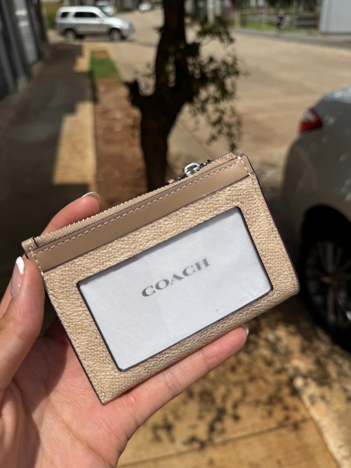 Tarjetero Coach Beige con Logo