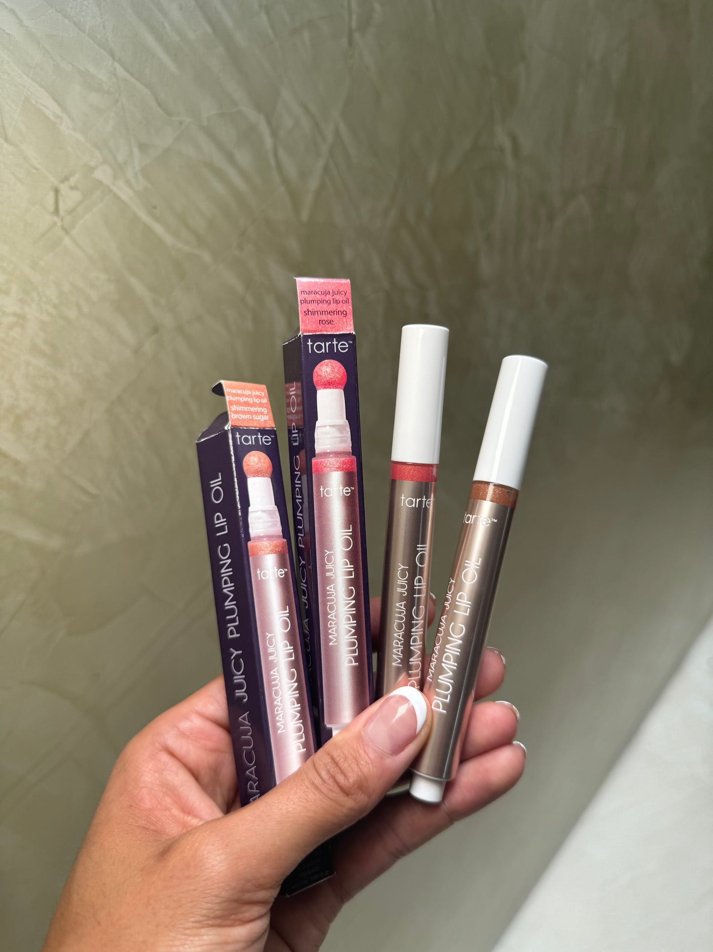Maracuja juicy plumping lip oil- Tarte tono Shimmering Brown Sugar