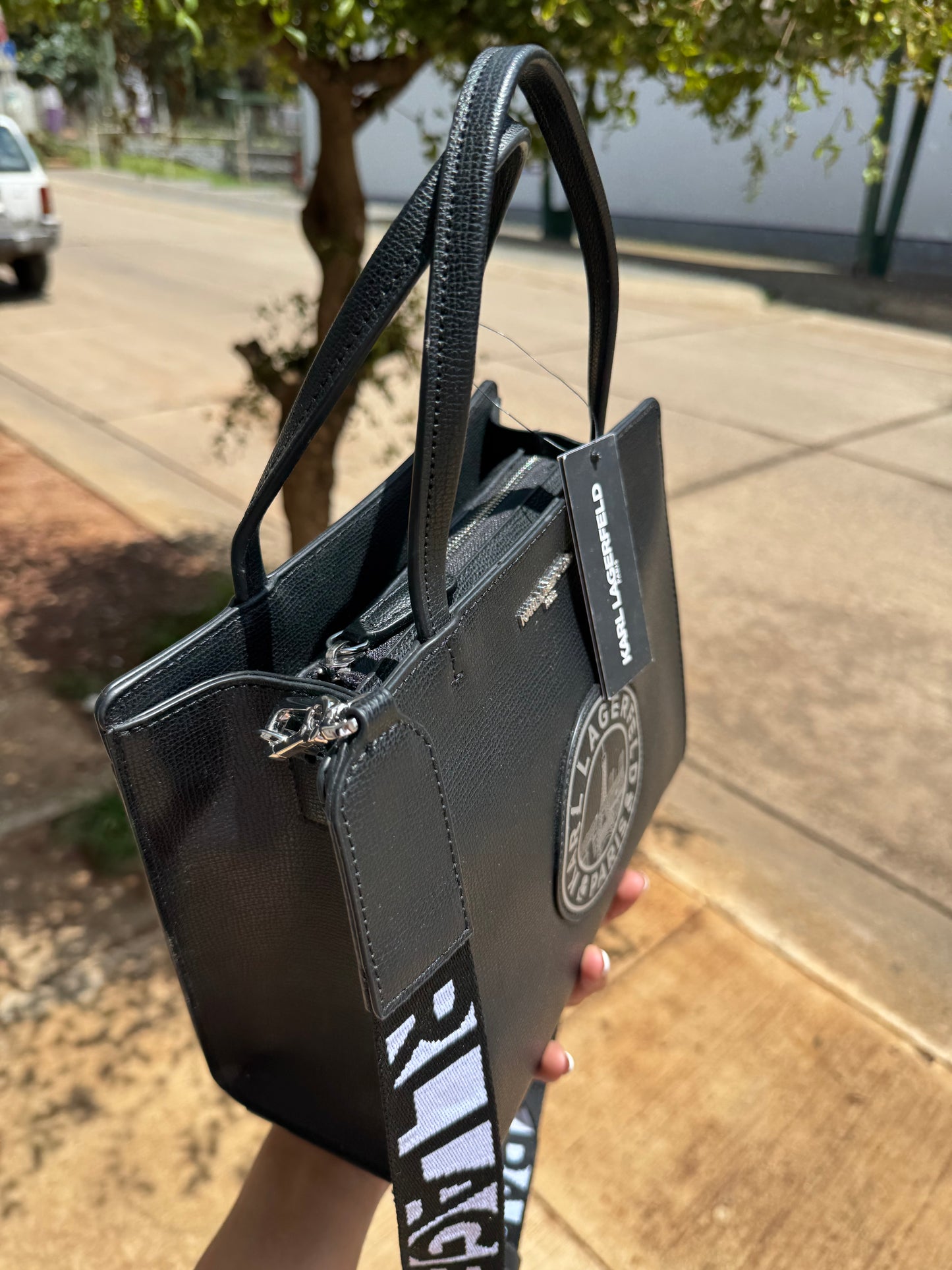 Crossbody Karl Lagerfeld con Strap grueso Negra