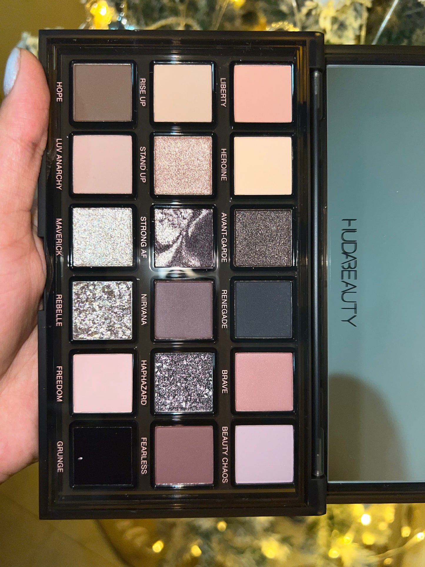 Pretty Grunge Eyeshadow Palette- HUDA BEAUTY