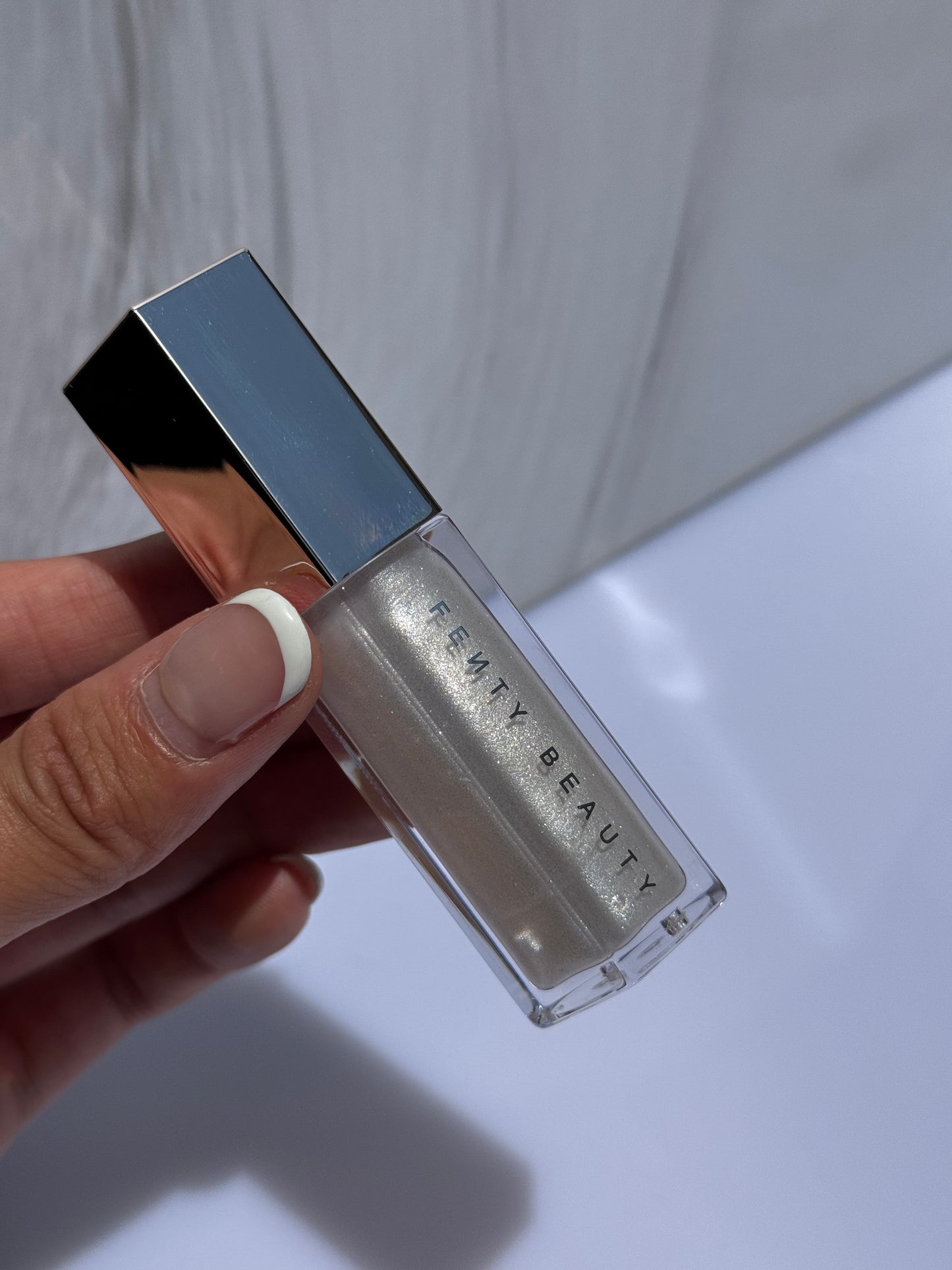 Gloss Luminizer Fenty Beauty Tono- DIAMOND MILK (sin caja)