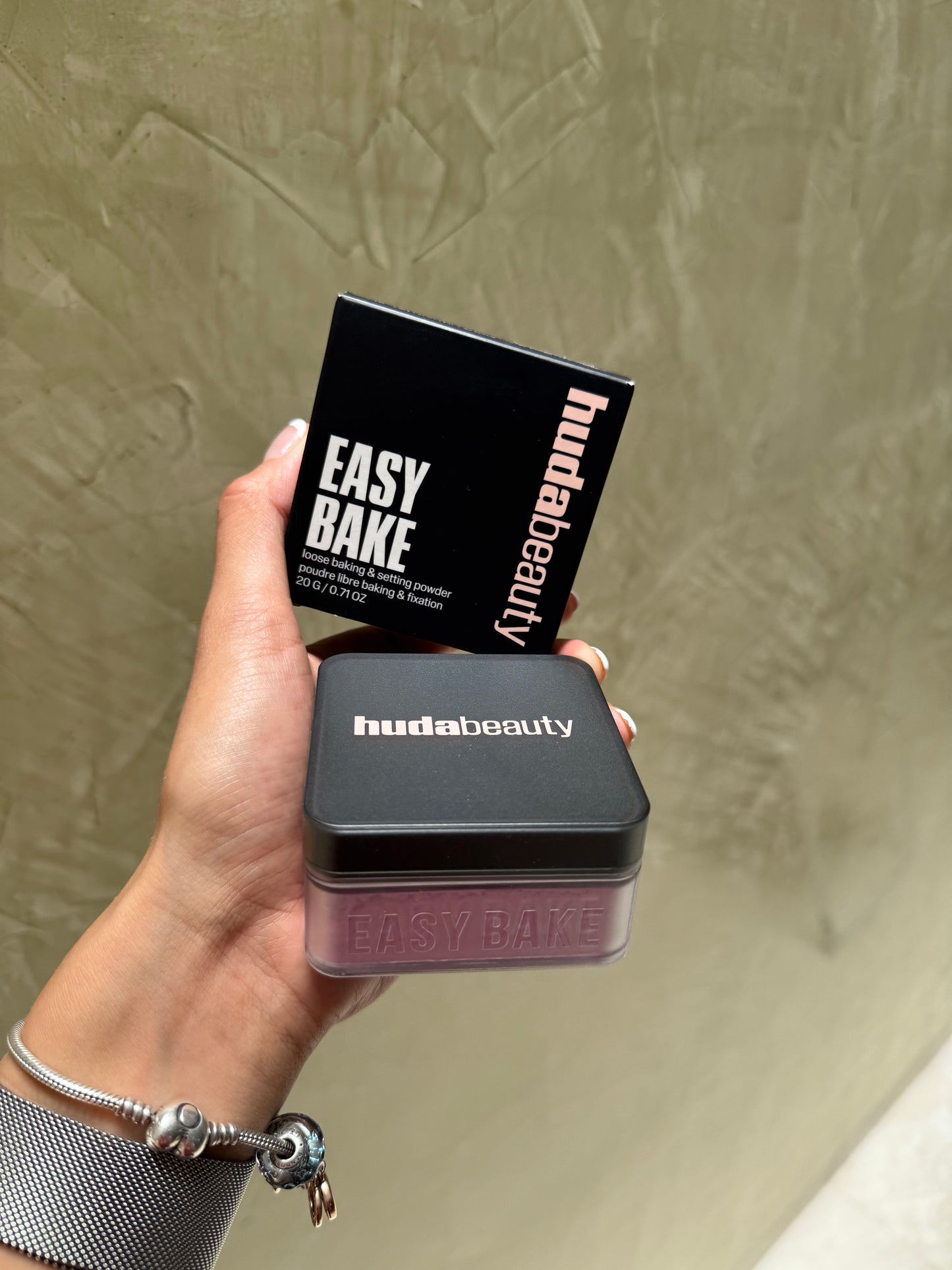 HUDA BEAUTY Easy Bake Blurring Loose Baking & Setting Powder UBE BIRTHDAY CAKE