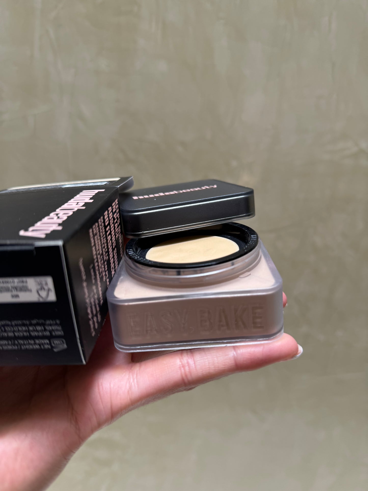HUDA BEAUTY
Easy Bake Blurring Loose Baking & Setting Powder Tono- Banana Bread