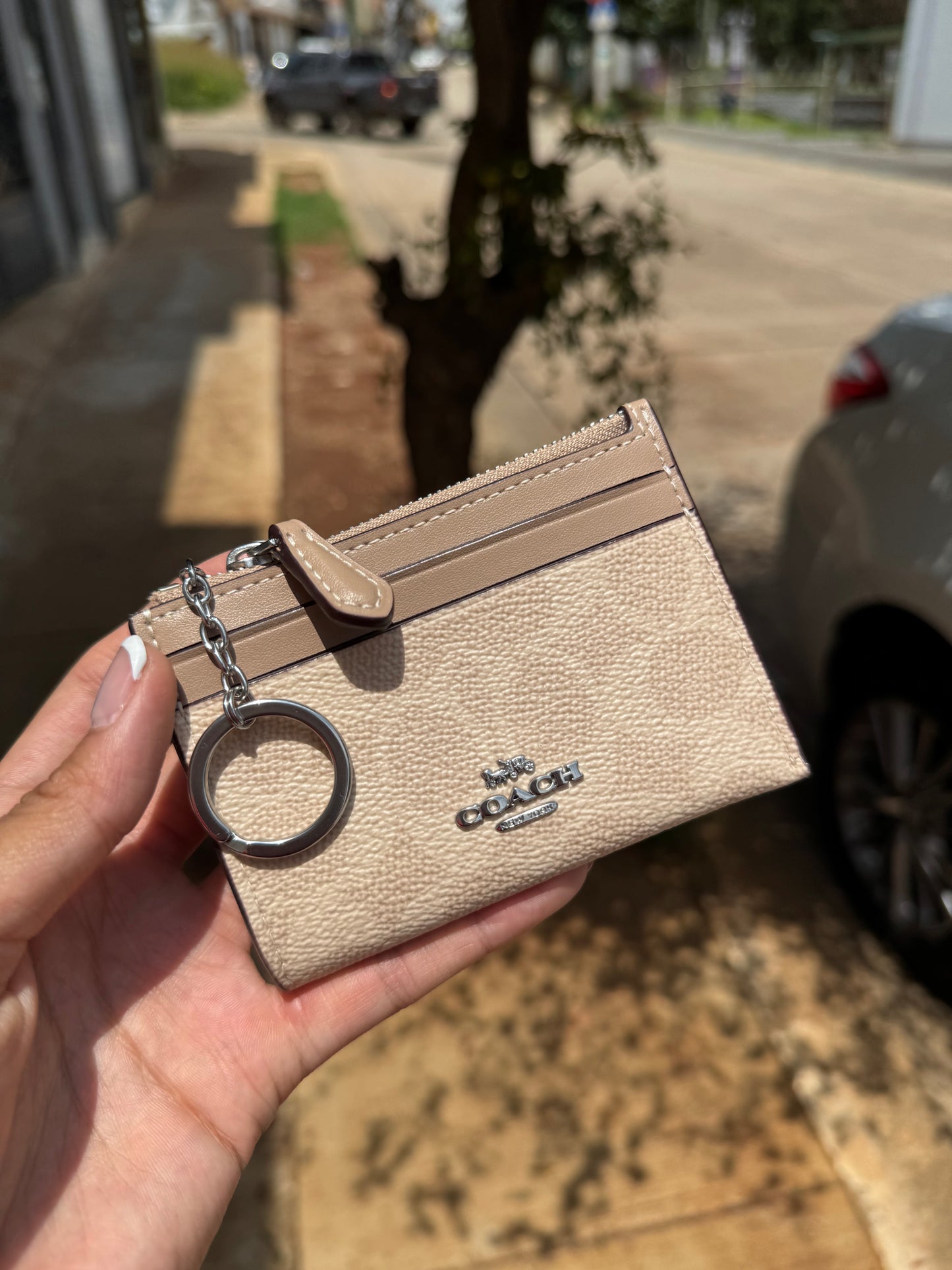 Tarjetero Coach Beige con Logo