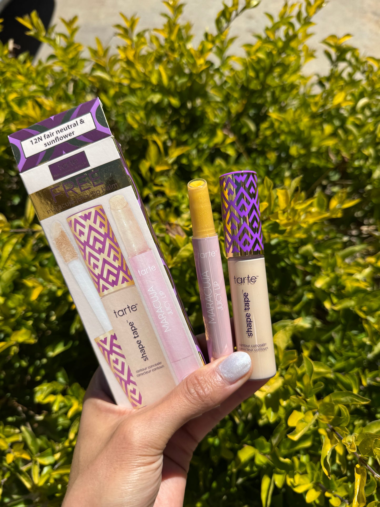 Duo corrector TARTE tono 12N Fair Neutral + Lip Juicy tono Sunflower