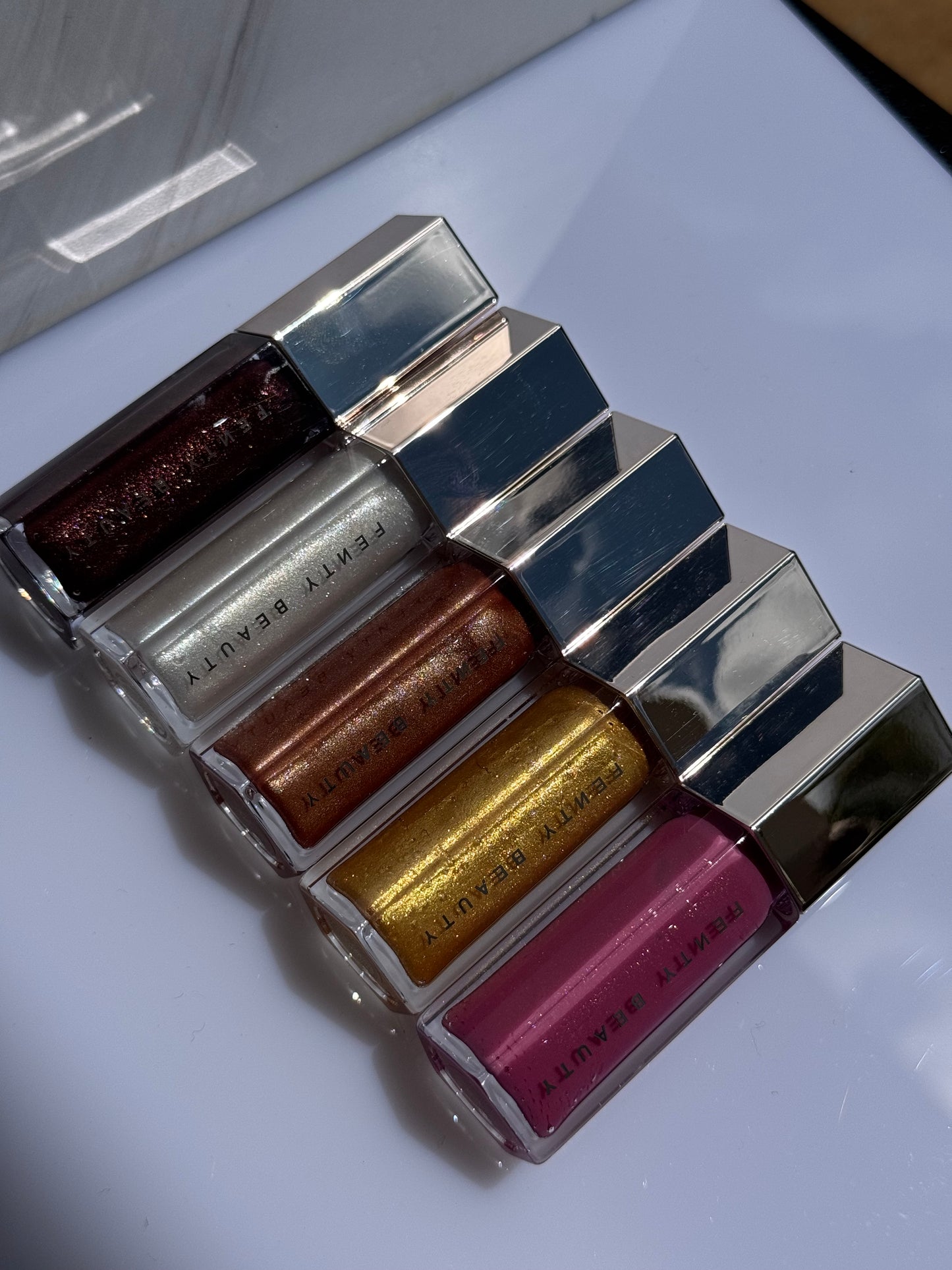 Gloss Luminizer Fenty Beauty Tono- CAKE SHAKE (sin caja)