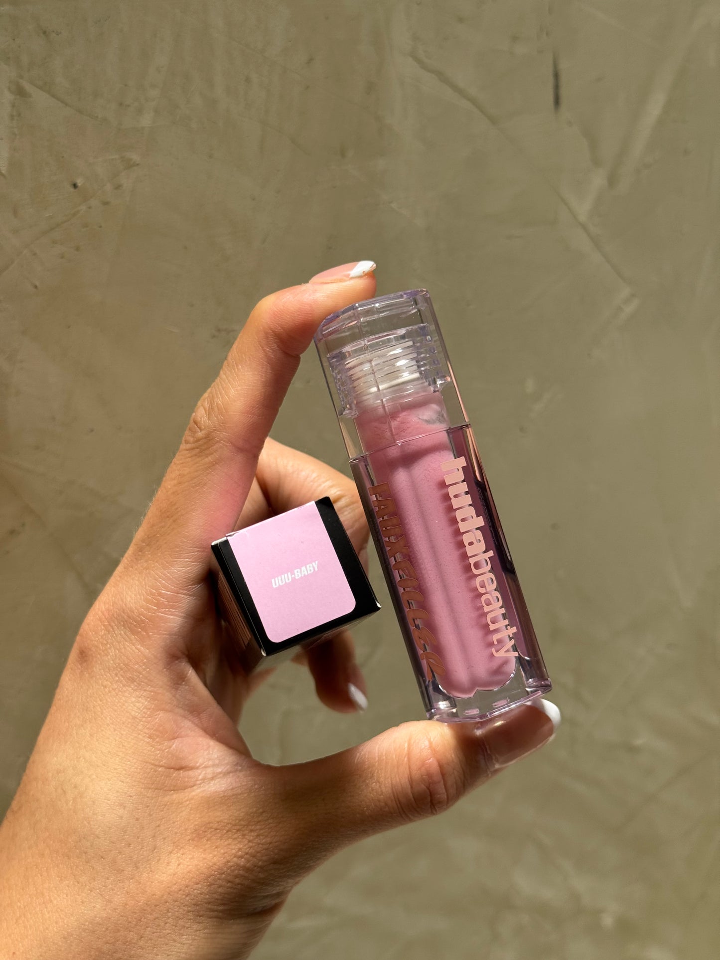 HUDA BEAUTY
Faux Filler Shiny Non-Sticky Lip Gloss Tono- UUU-BABY