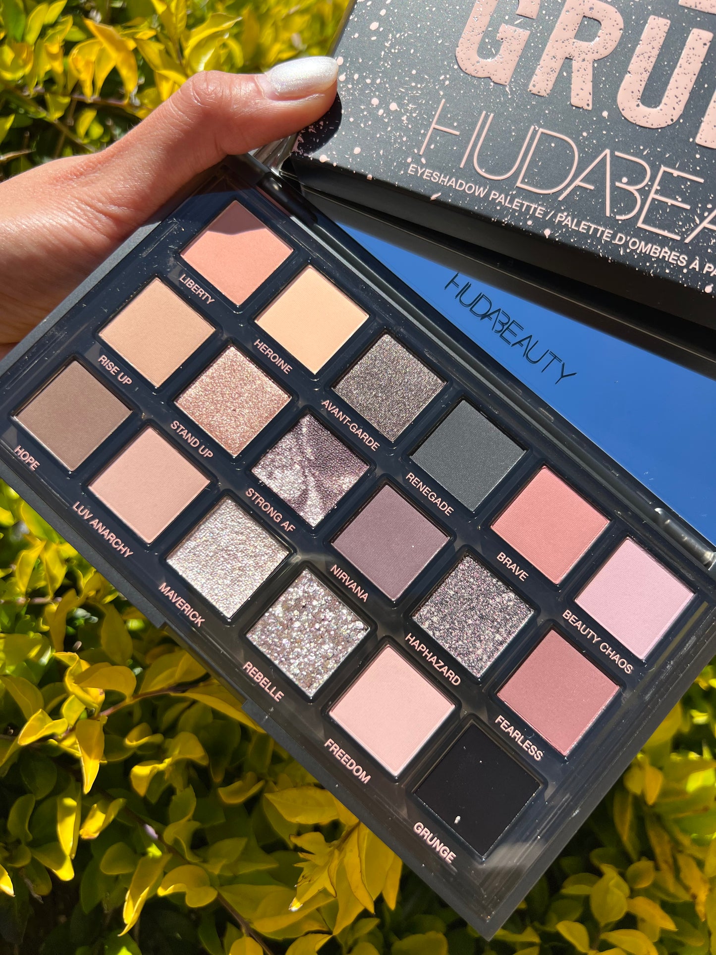 Pretty Grunge Eyeshadow Palette- HUDA BEAUTY