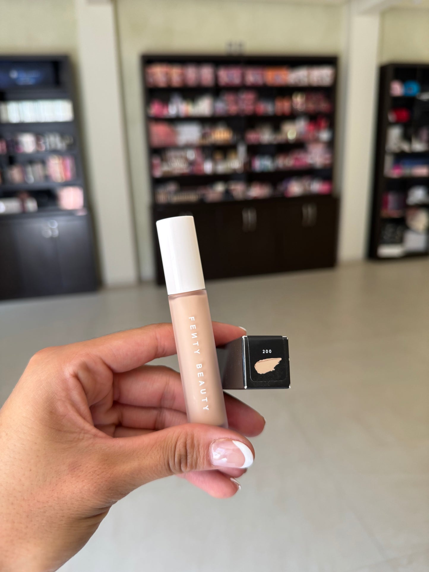 Fenty Beauty by Rihanna Pro Filt’r Instant Retouch Longwear Liquid Concealer tono- 200