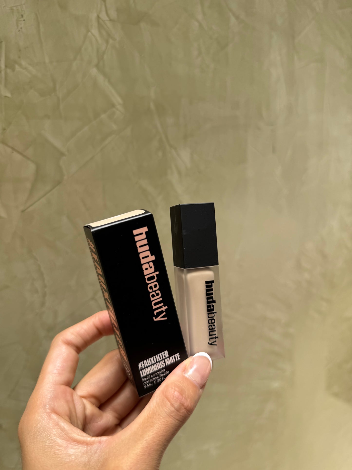 HUDA BEAUTY
#FauxFilter Matte Buildable Coverage Waterproof Concealer Tono- 2.1N Meringue