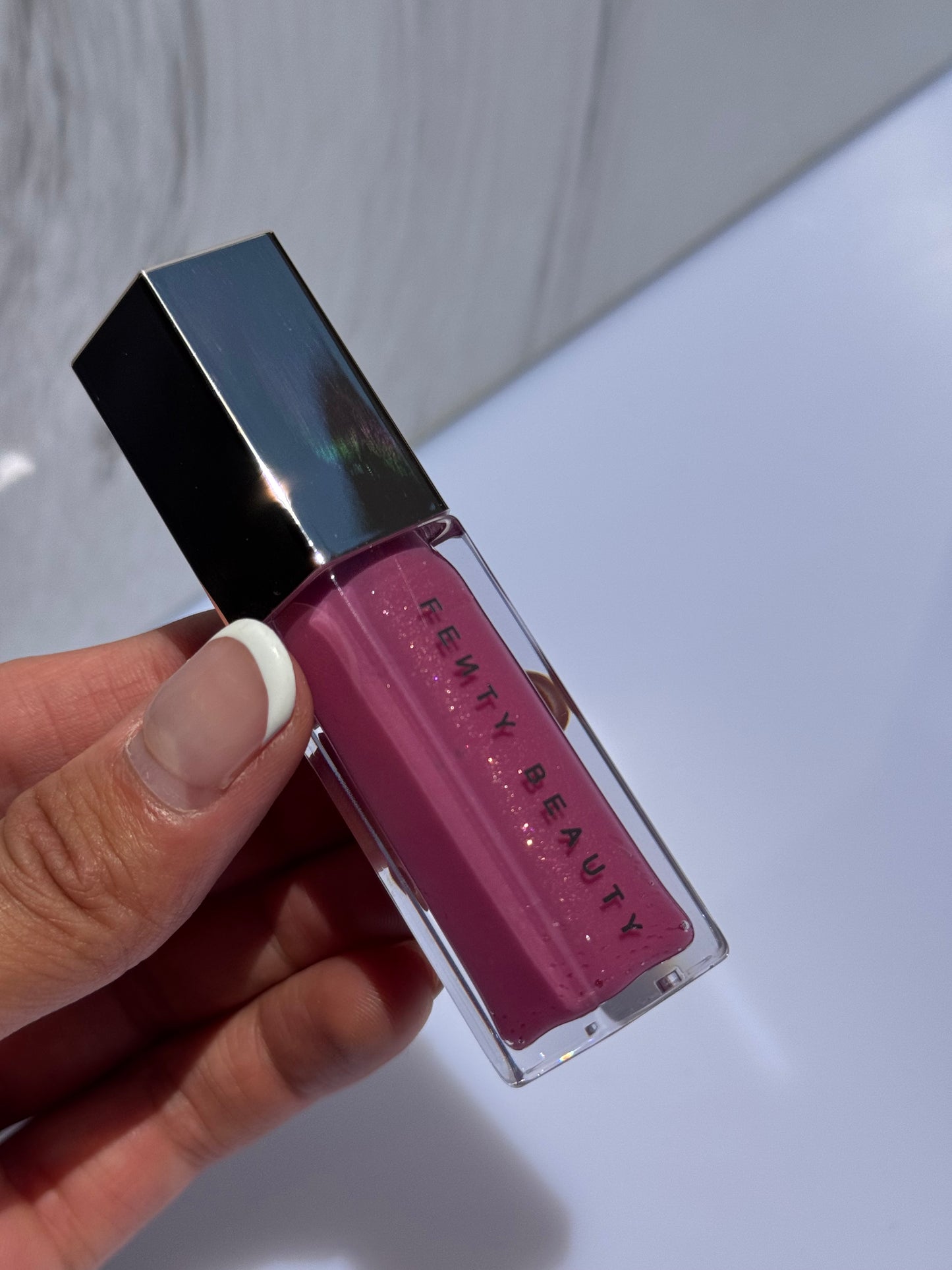 Gloss Luminizer Fenty Beauty Tono- IDOLL’IZE YOU (sin caja)