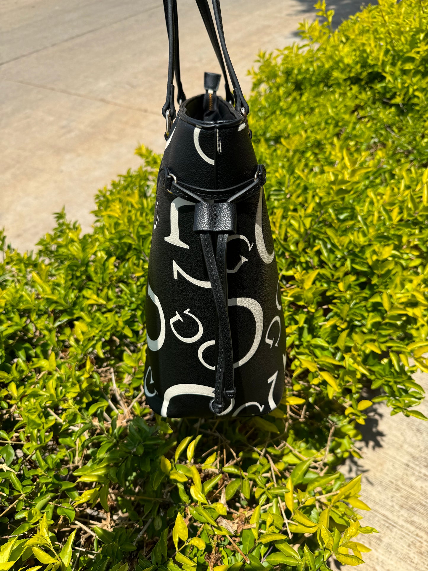 Shoulder Bag Guess Negra con logo Blanco