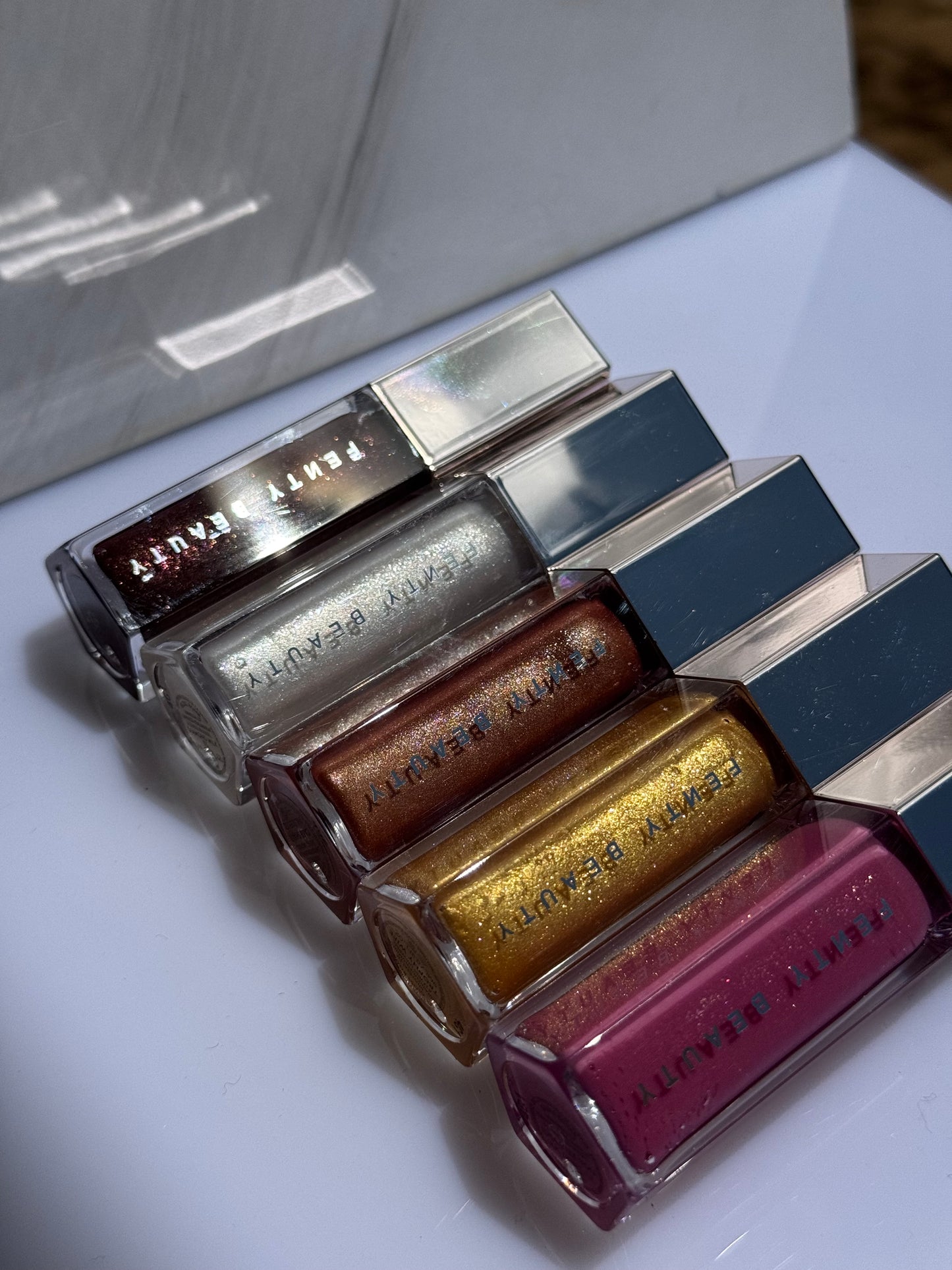 Gloss Luminizer Fenty Beauty Tono- CAKE SHAKE (sin caja)