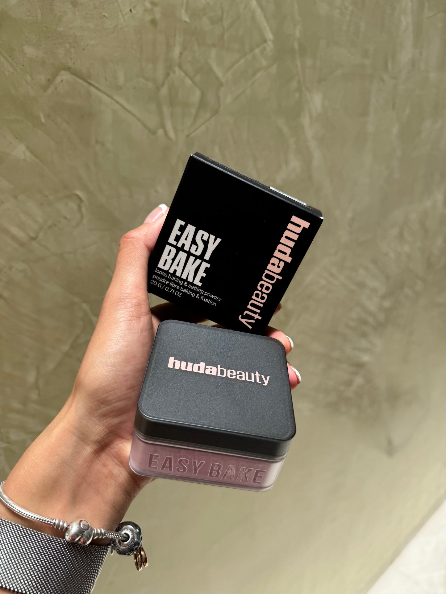 HUDA BEAUTY Easy Bake Blurring Loose Baking & Setting Powder UBE BIRTHDAY CAKE