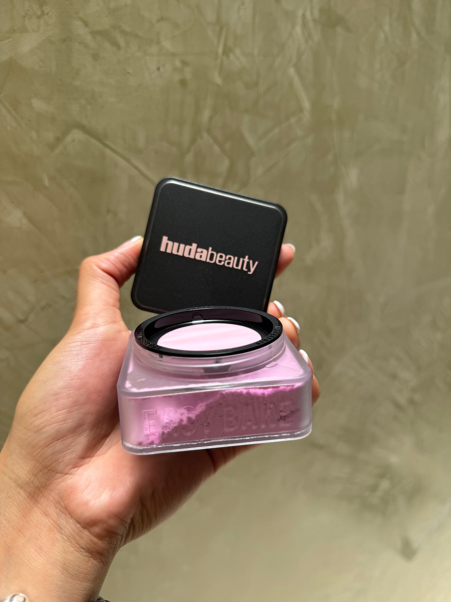 HUDA BEAUTY Easy Bake Blurring Loose Baking & Setting Powder UBE BIRTHDAY CAKE