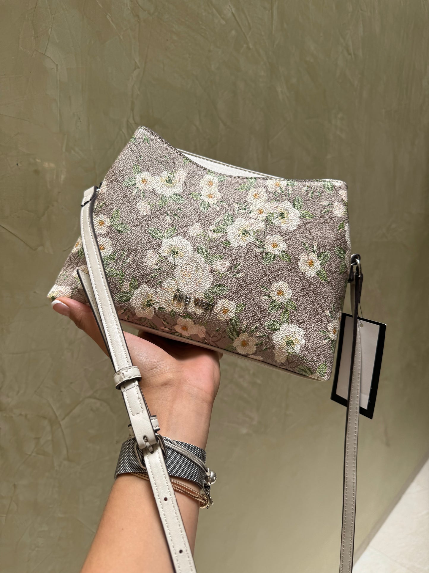 Crossbody Nine West Flores blancas