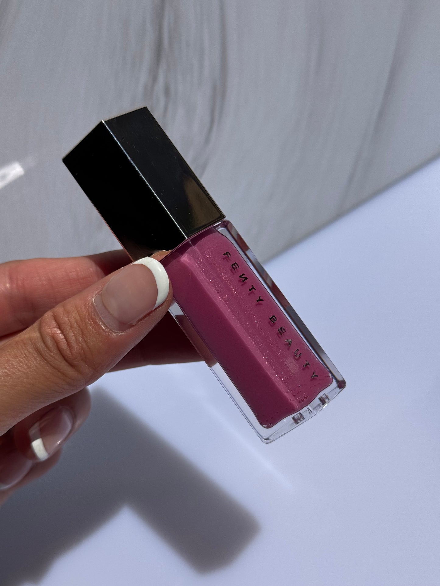 Gloss Luminizer Fenty Beauty Tono- IDOLL’IZE YOU (sin caja)
