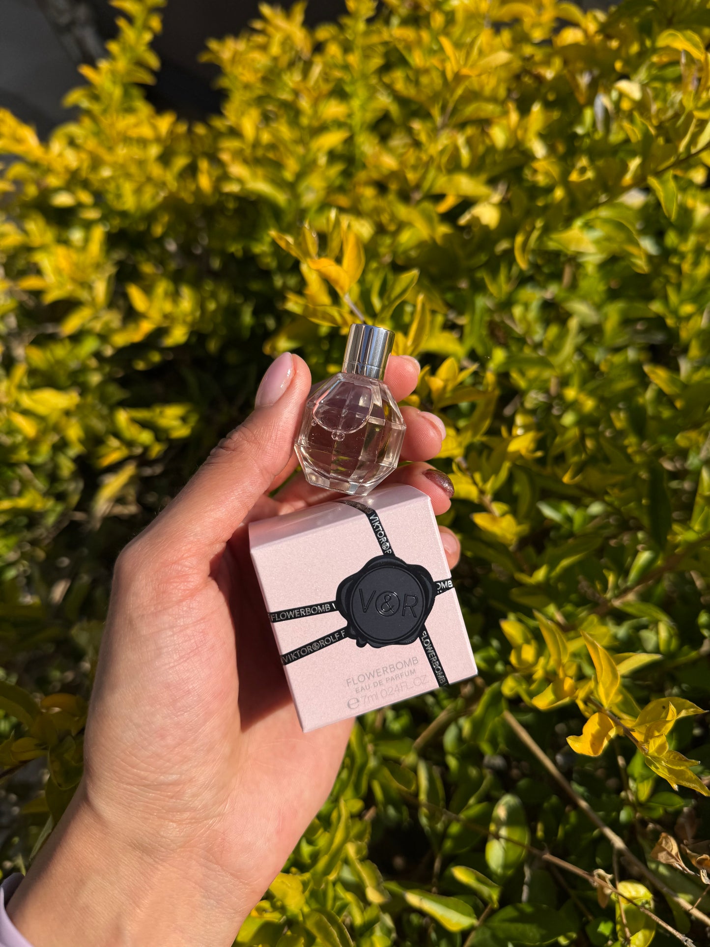 Viktor&Rolf Flowerbomb Eau de Parfum with Vanilla, Jasmine, and Rose. 7ml