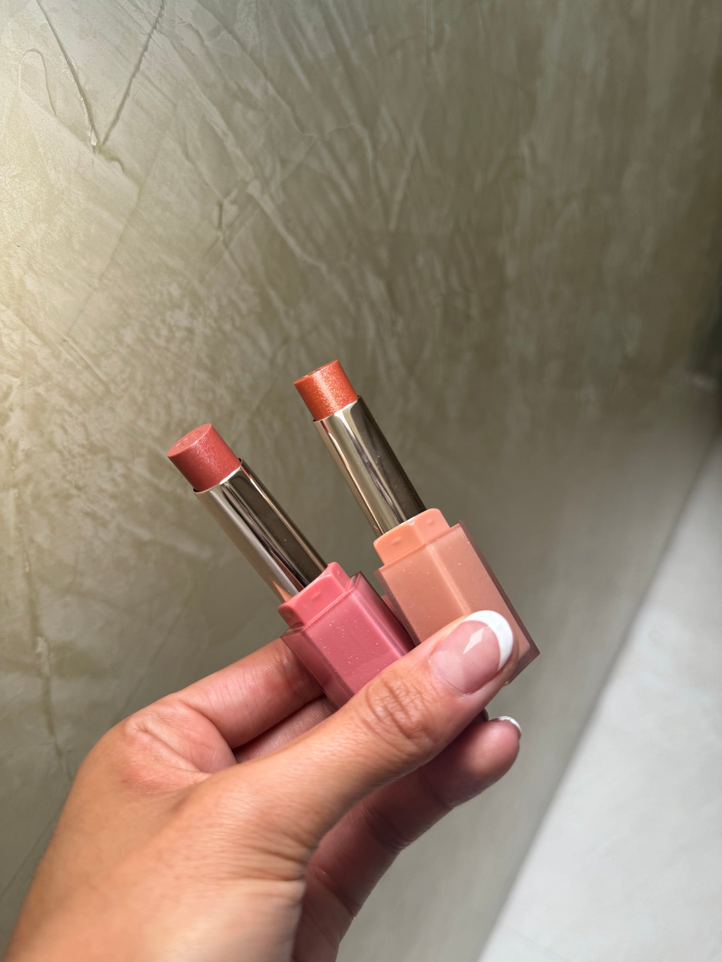 FENTY BEAUTY by Rihanna
Gloss Bomb Stix High-Shimmer Gloss Stick TONO- FENTY GLOW 01