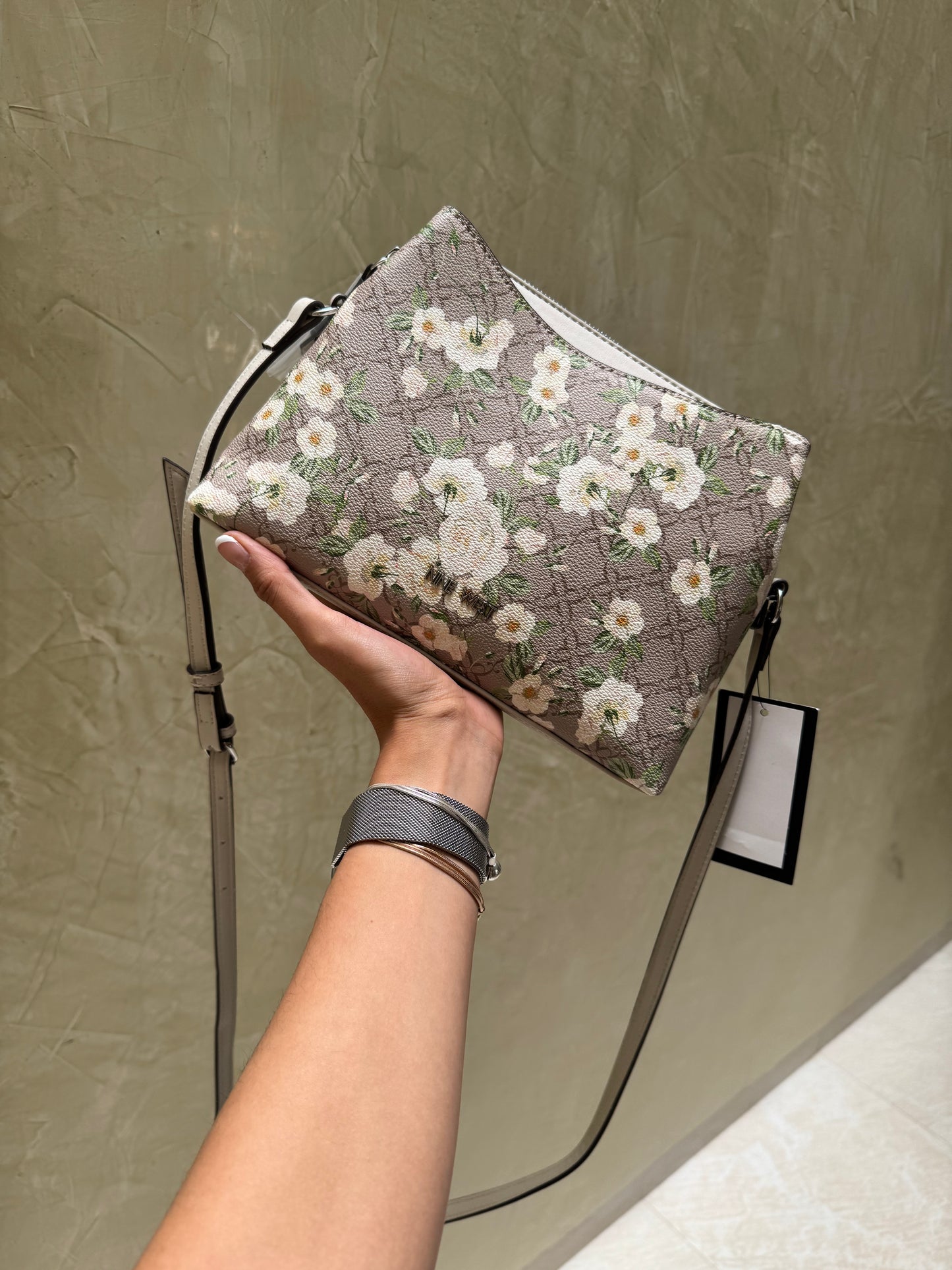 Crossbody Nine West Flores blancas