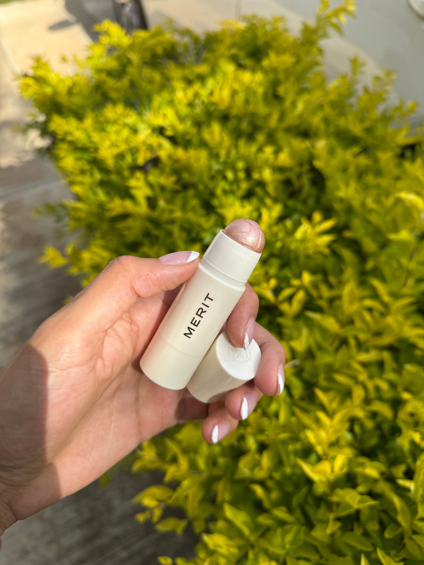 Day Glow Dewy Highlighting Balm- MERIT- Tono Bounce- SIN CAJA