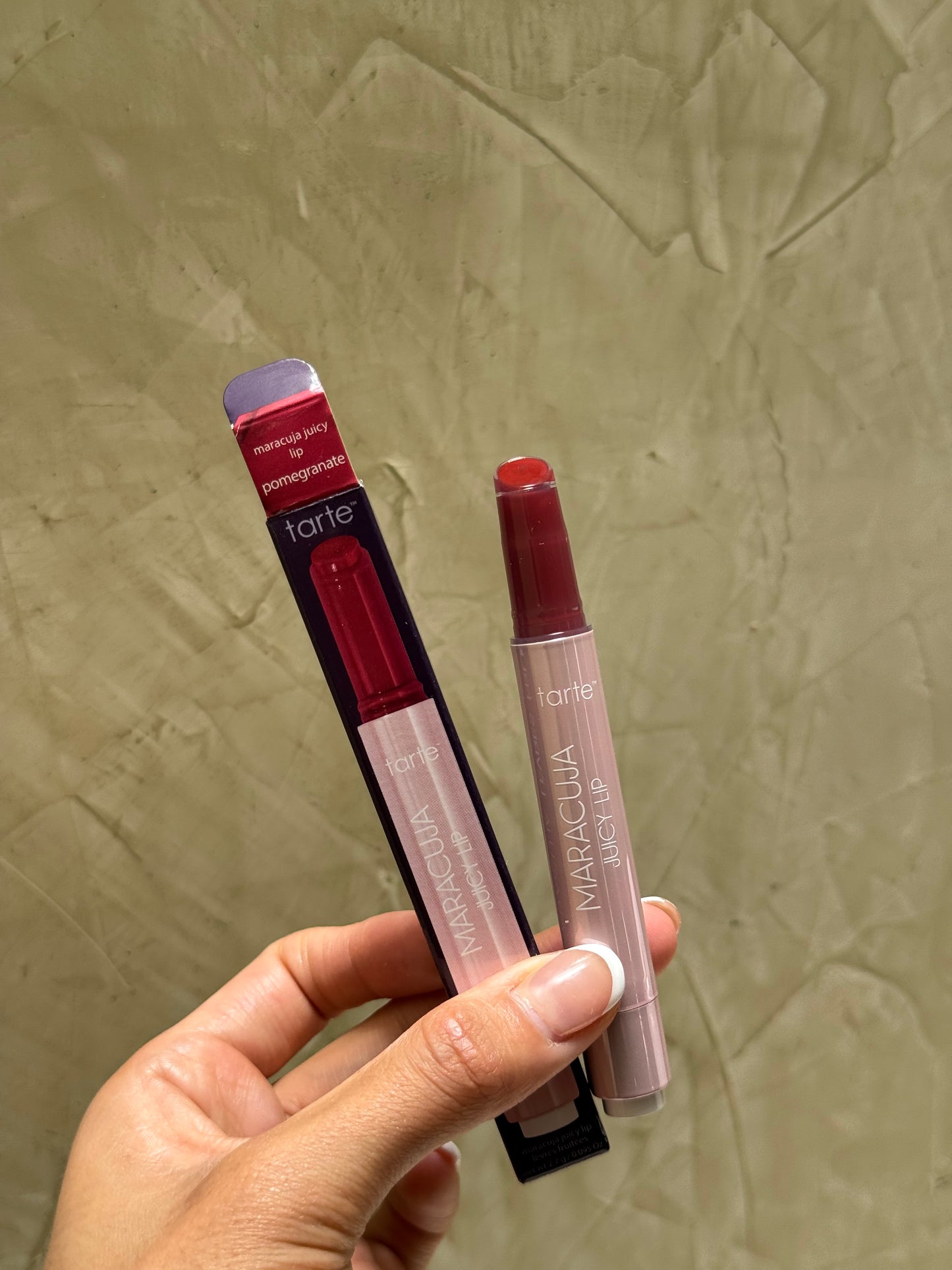 TARTE Maracuja Juicy Lip Plump Gloss- tono- POMEGRANATE