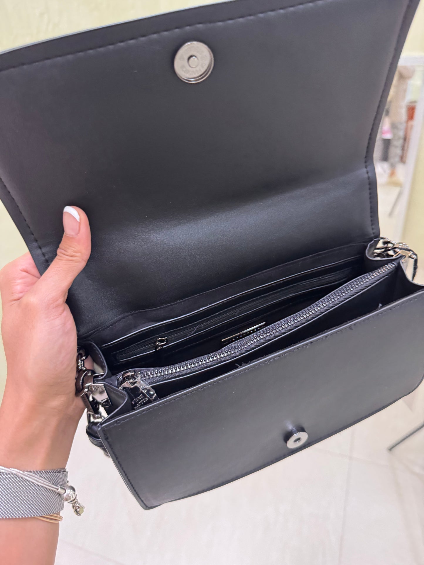 Shoulder Bag Steve Madden Negra con charms