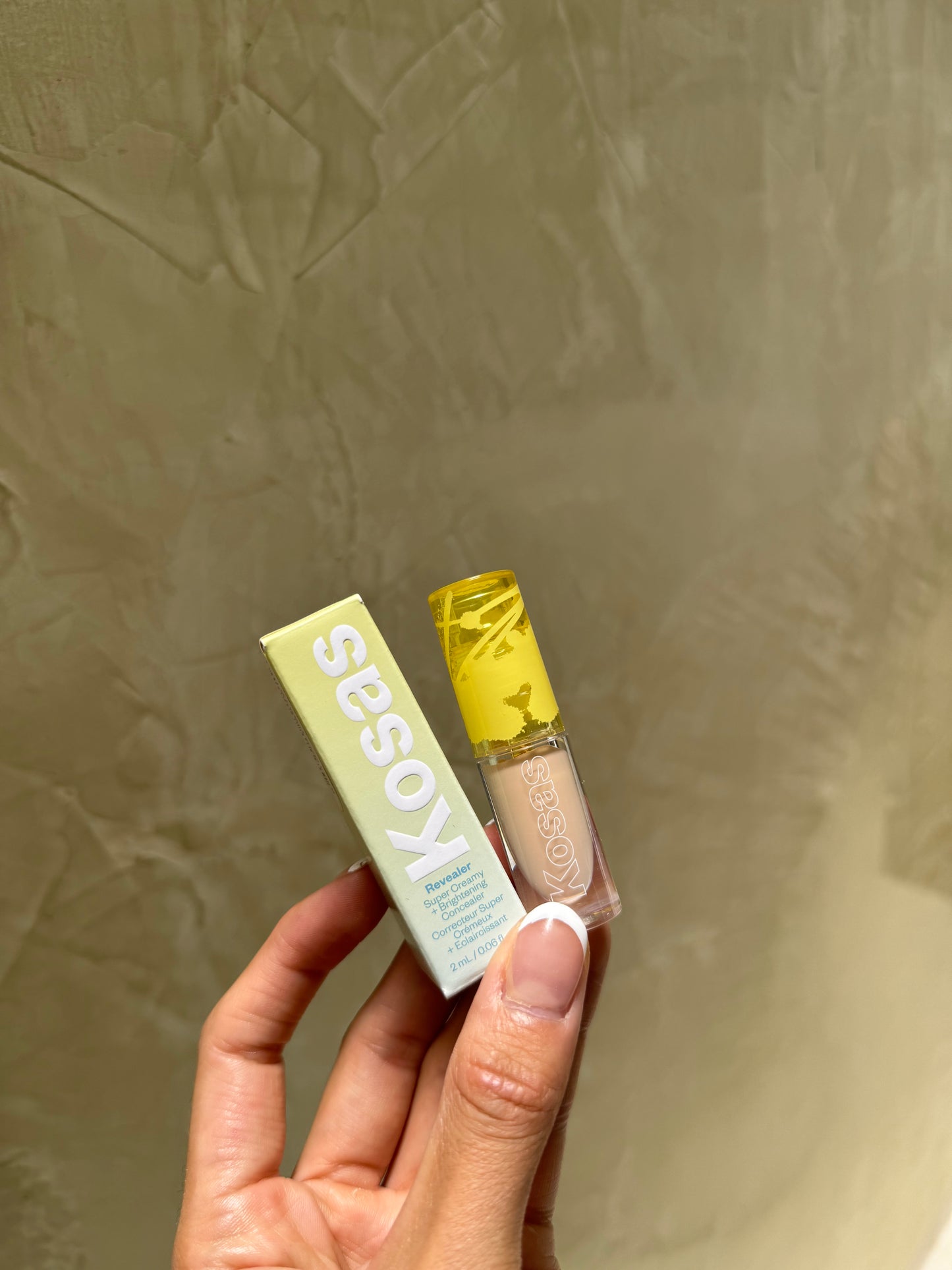 Kosas Mini Revealer Super Creamy + Brightening Concealer with Caffeine and Hyaluronic Acid Tono- 1.5C