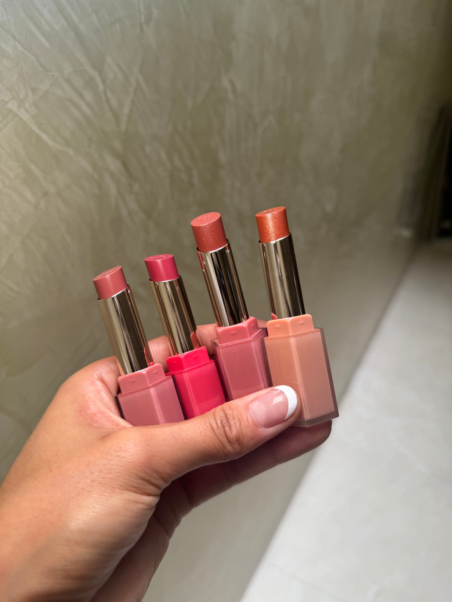 FENTY BEAUTY by Rihanna
Gloss Bomb Stix High-Shimmer Gloss Stick TONO- FENTY GLOW 01