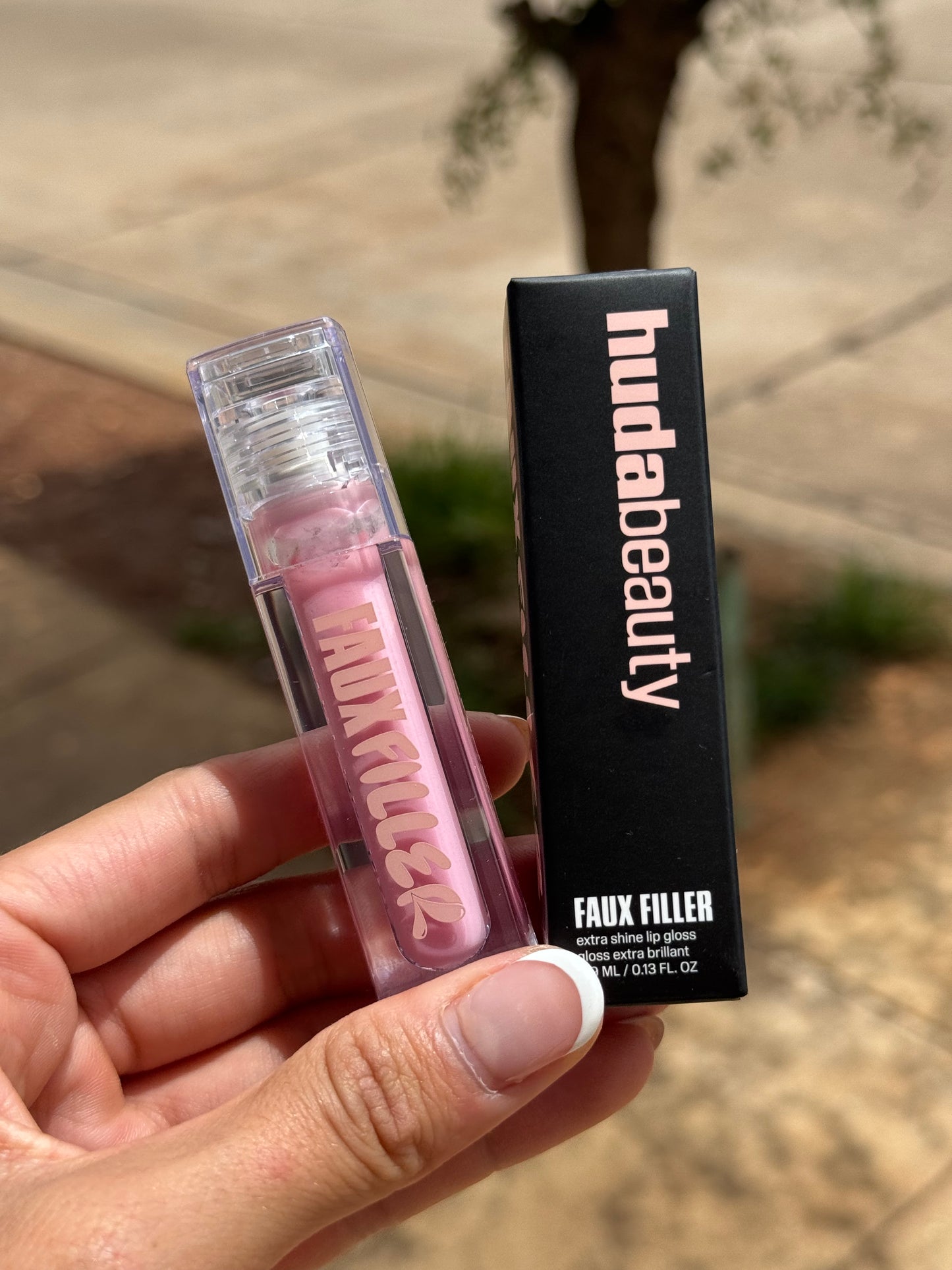 HUDA BEAUTY
Faux Filler Shiny Non-Sticky Lip Gloss Tono- UUU-BABY
