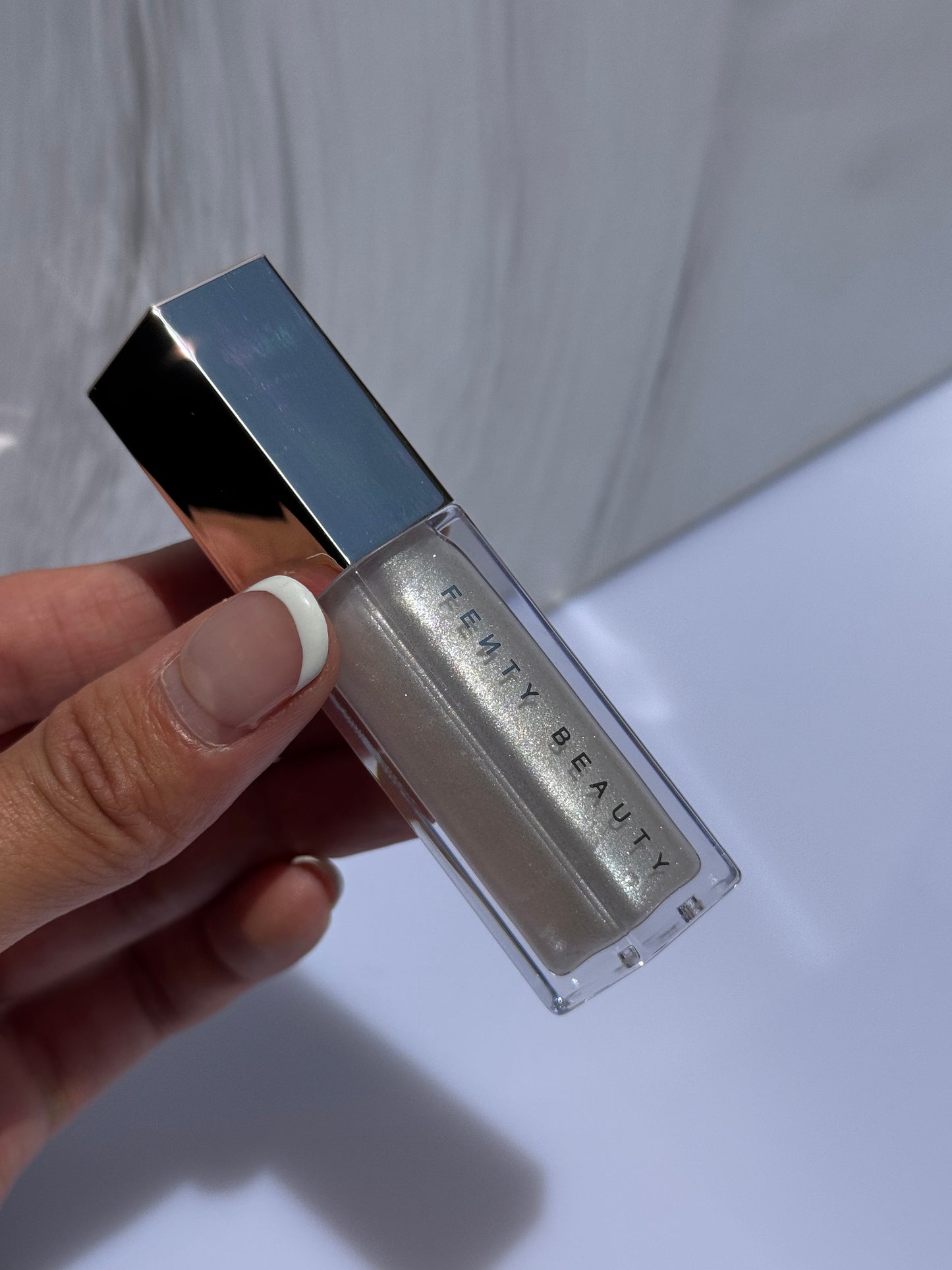 Gloss Luminizer Fenty Beauty Tono- DIAMOND MILK (sin caja)