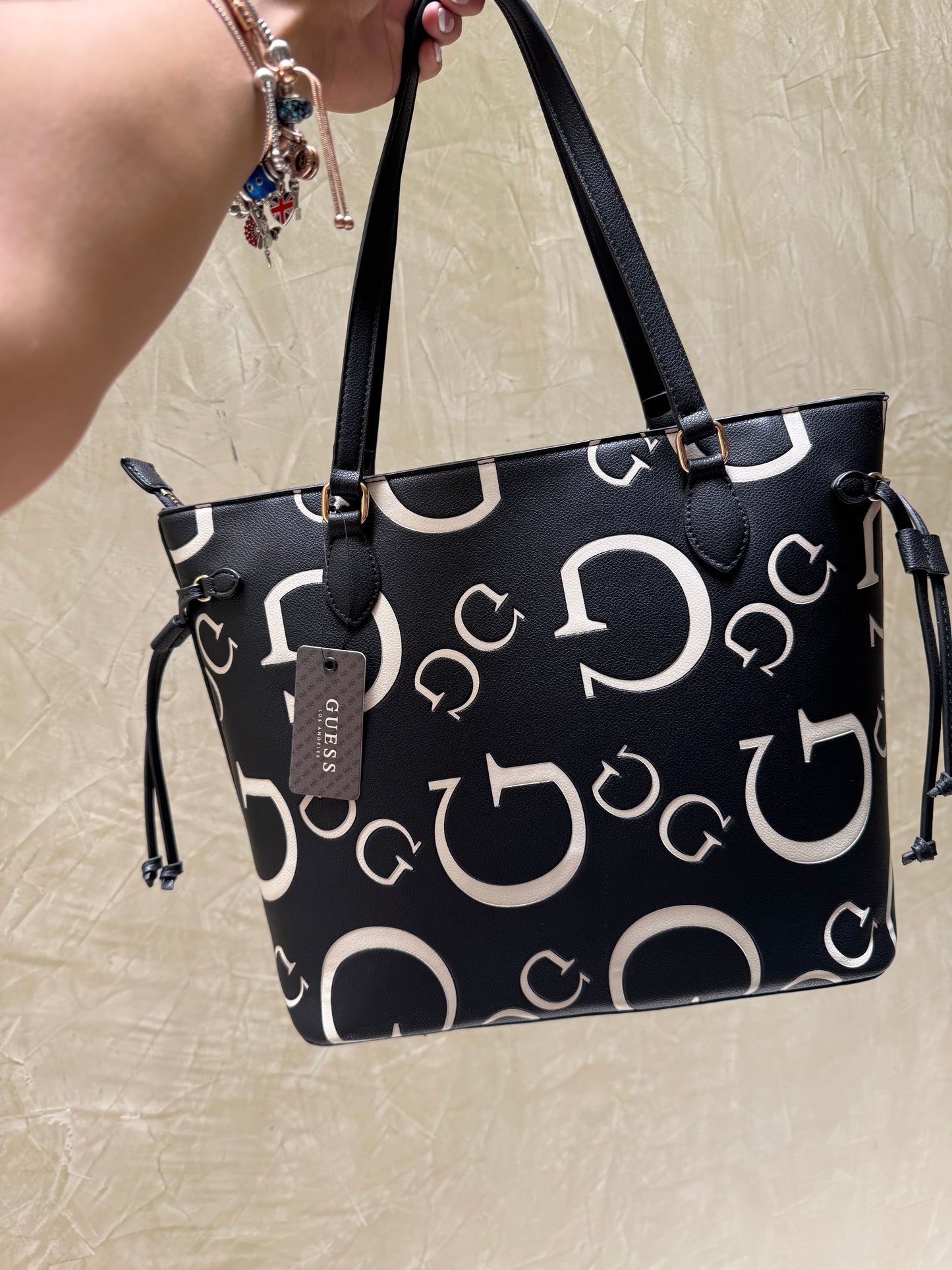 Shoulder Bag Guess Negra con logo Blanco