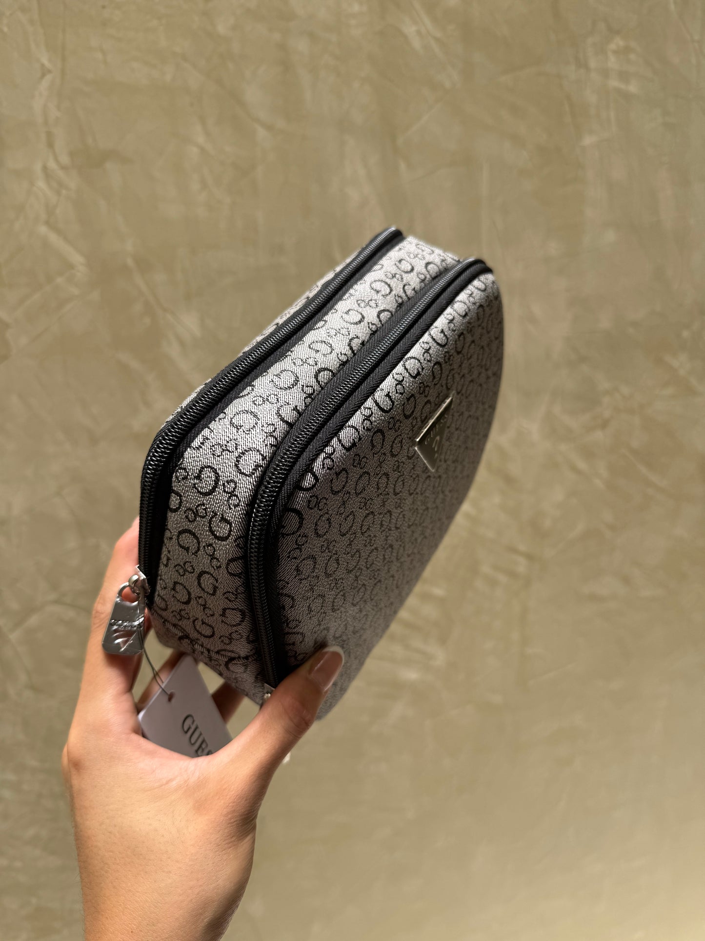 Cosmetiquera GUESS doble cierre chica