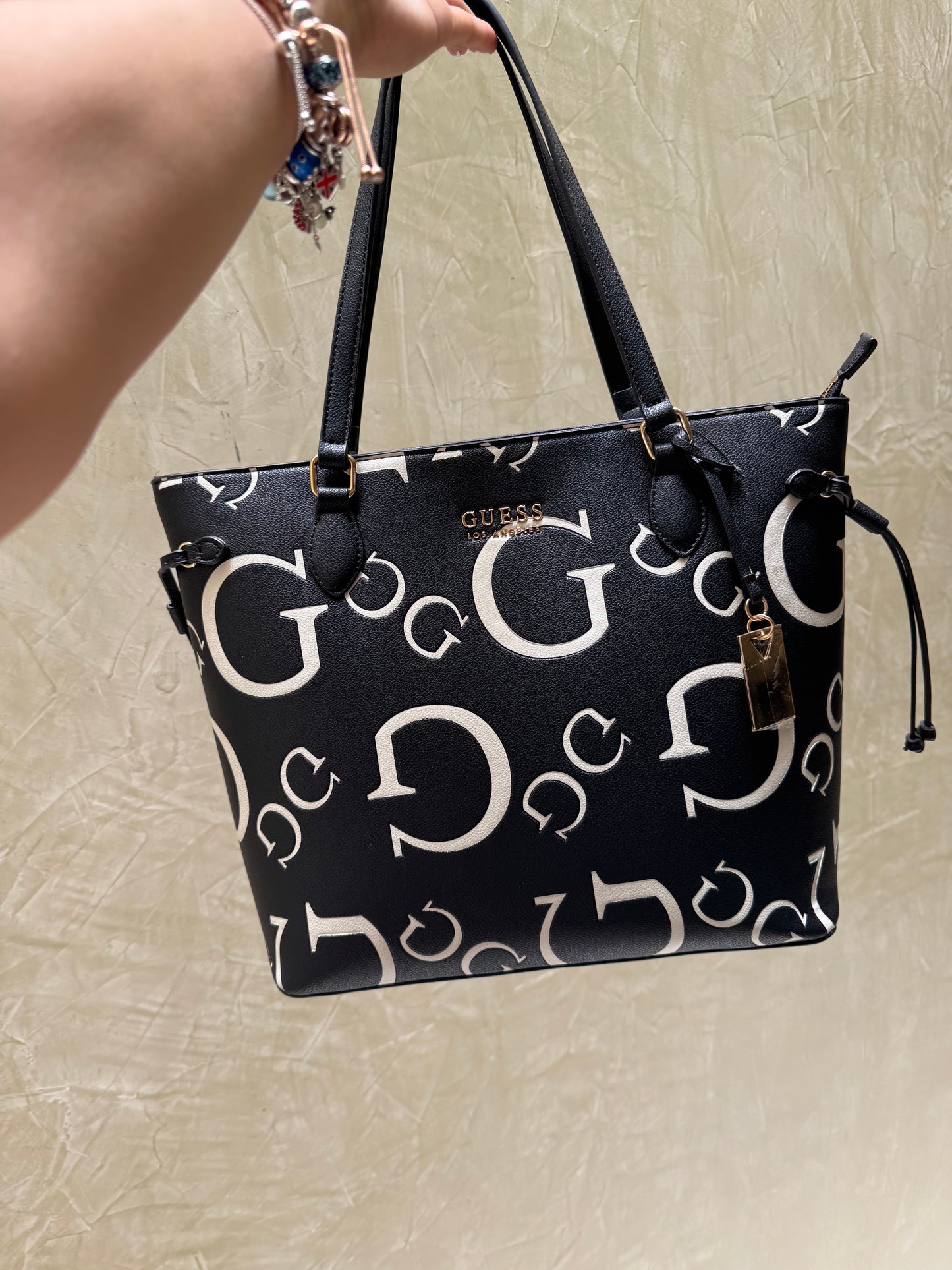 Shoulder Bag Guess Negra con logo Blanco