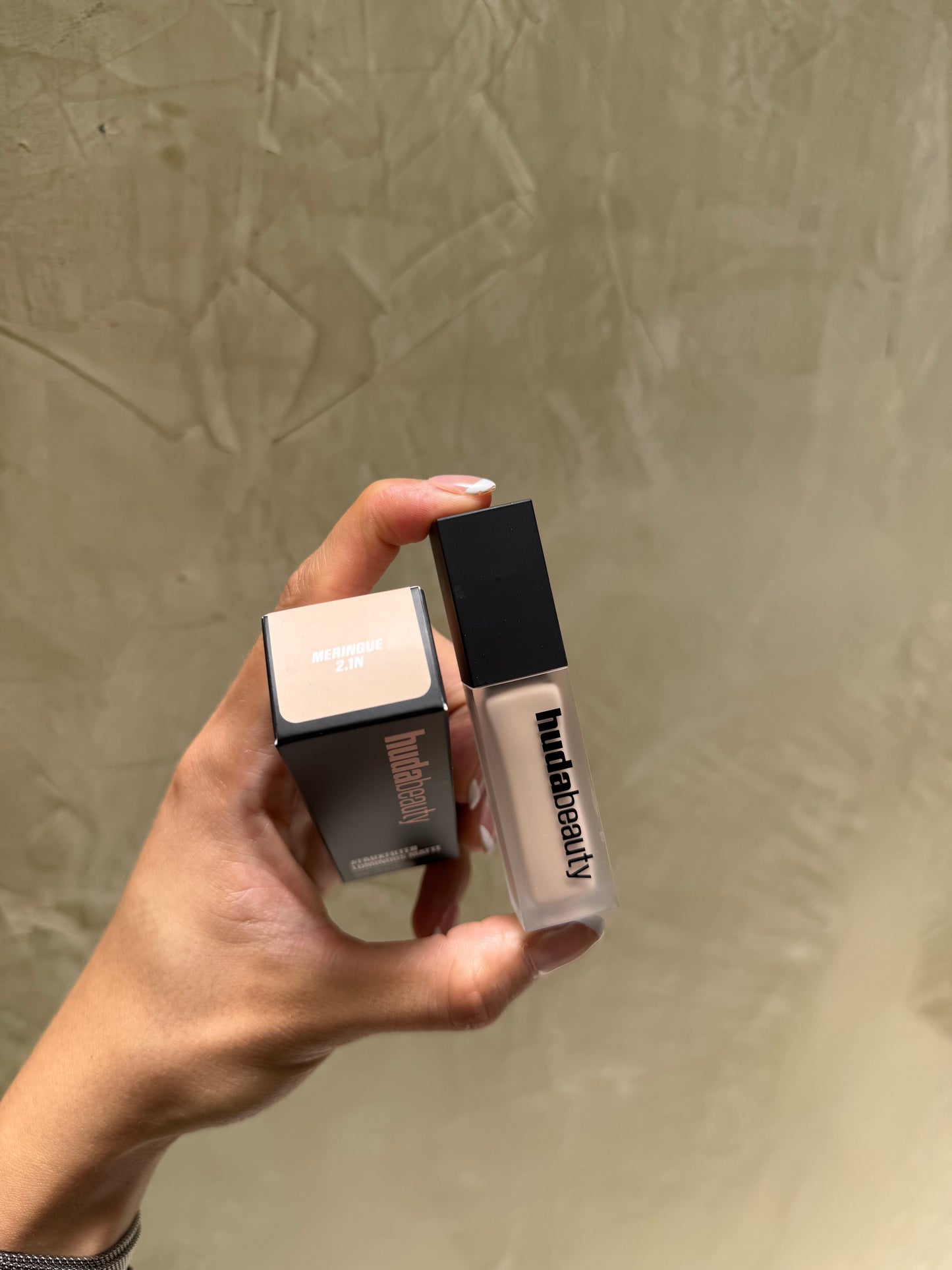 HUDA BEAUTY
#FauxFilter Matte Buildable Coverage Waterproof Concealer Tono- 2.1N Meringue