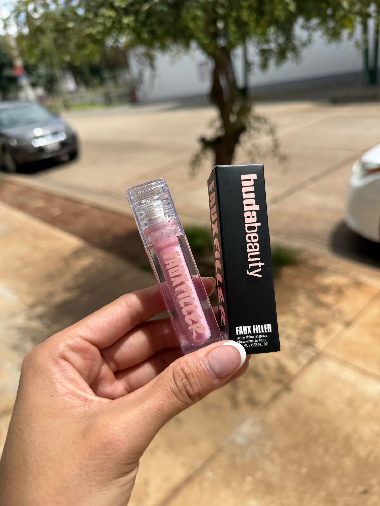 HUDA BEAUTY
Faux Filler Shiny Non-Sticky Lip Gloss Tono- UUU-BABY