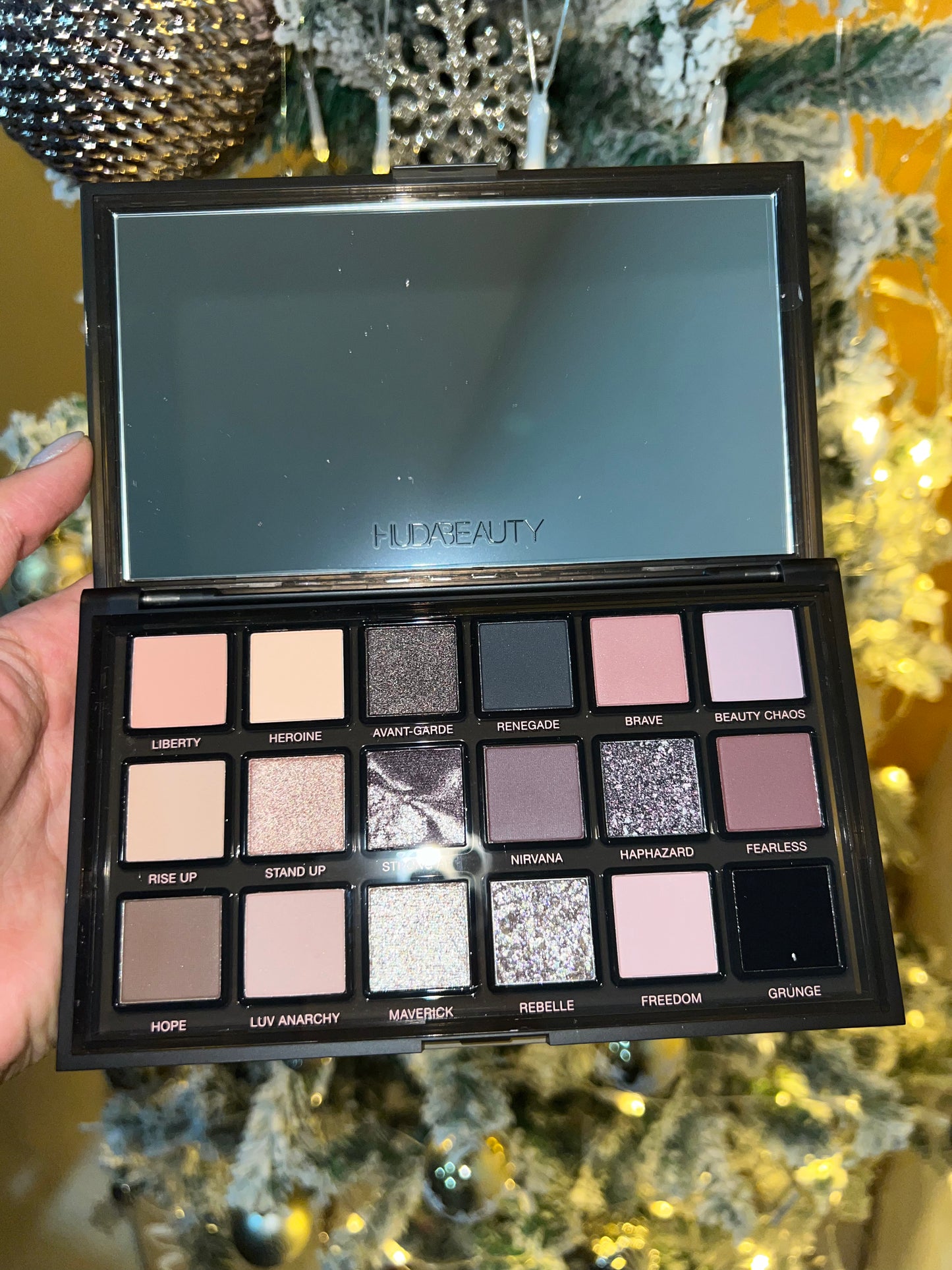 Pretty Grunge Eyeshadow Palette- HUDA BEAUTY