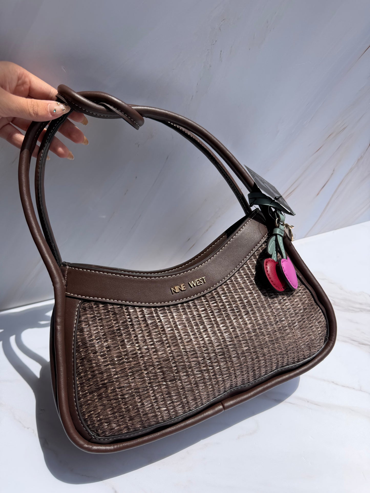 Hand Bag NINE WEST- café con accesorios (chica)