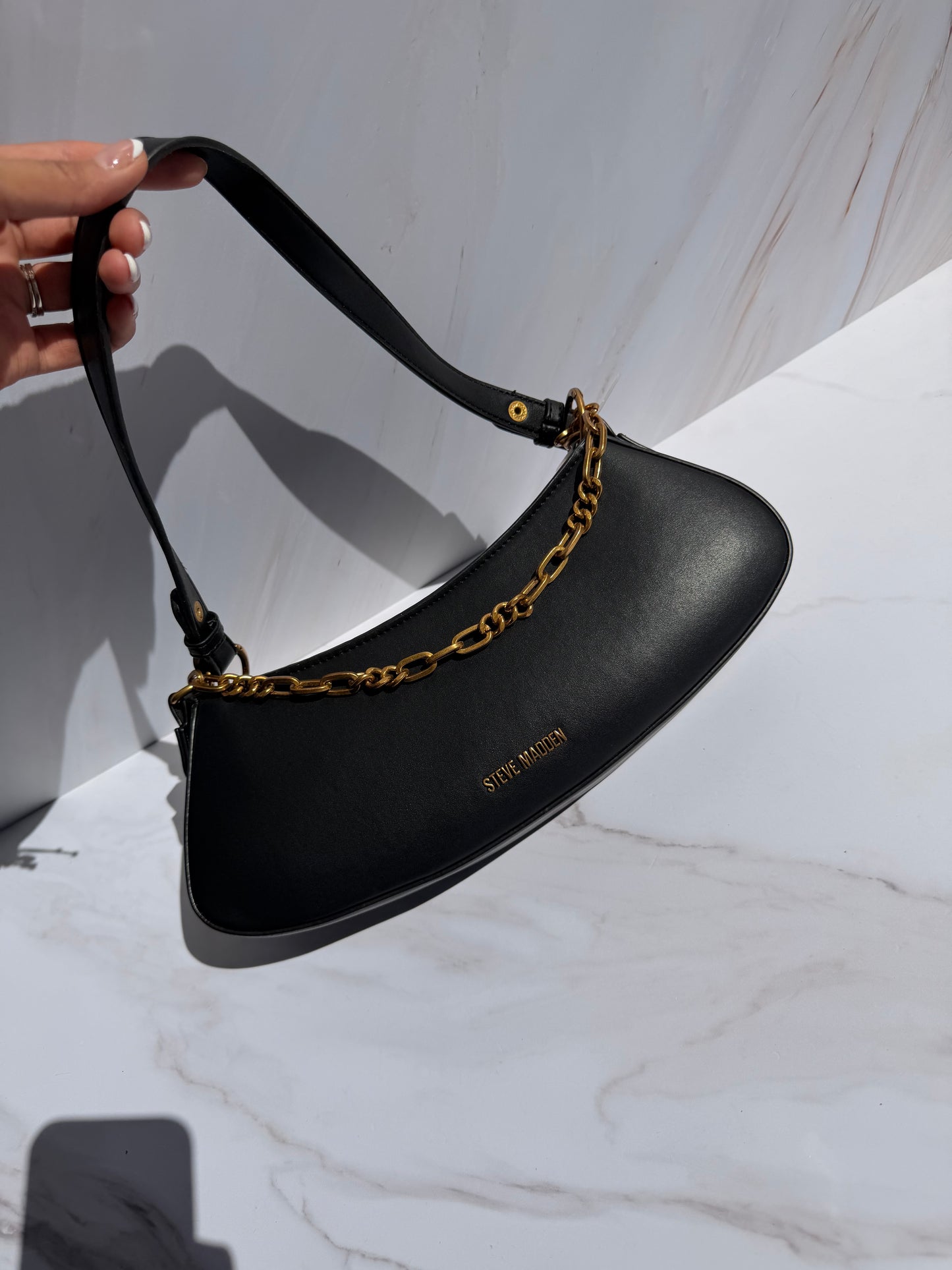 Hand Bag Steve Madden Negra con Cadena