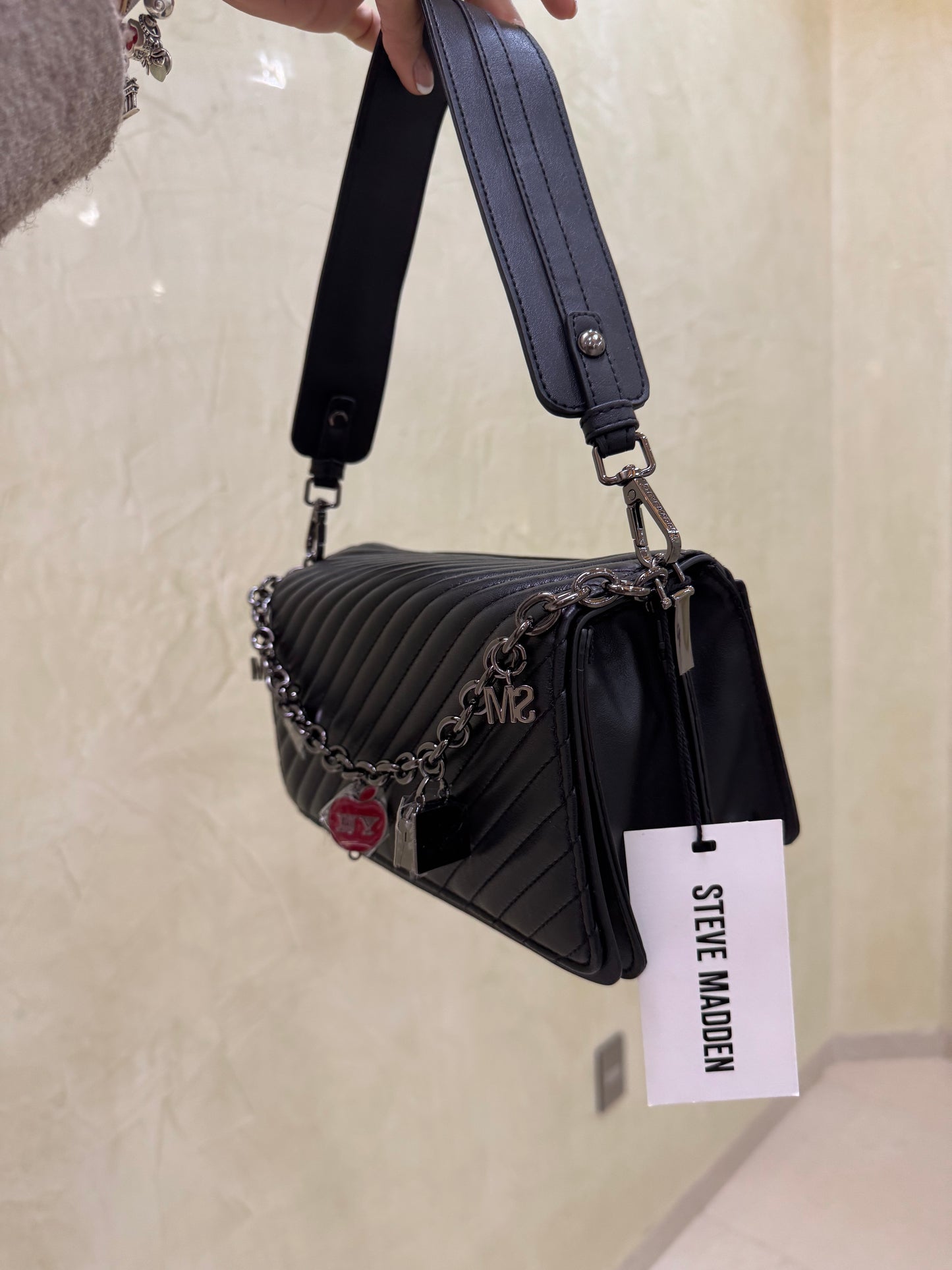 Shoulder Bag Steve Madden Negra con charms