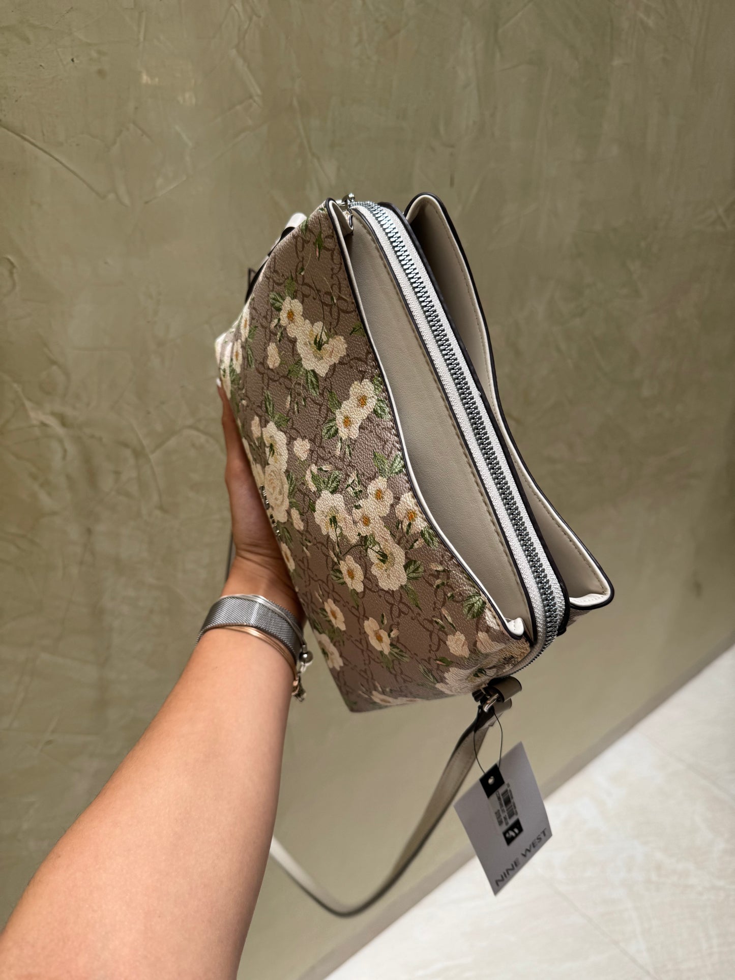 Crossbody Nine West Flores blancas