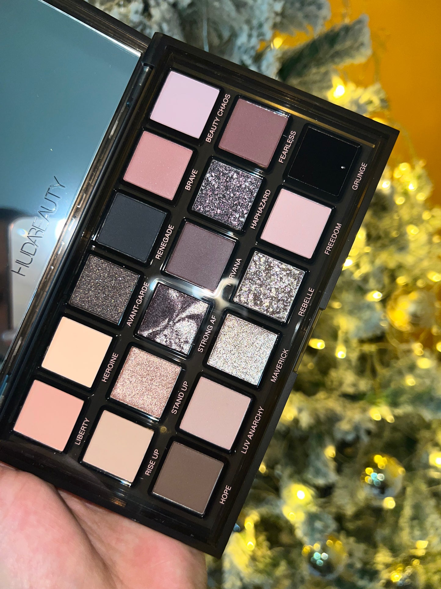 Pretty Grunge Eyeshadow Palette- HUDA BEAUTY
