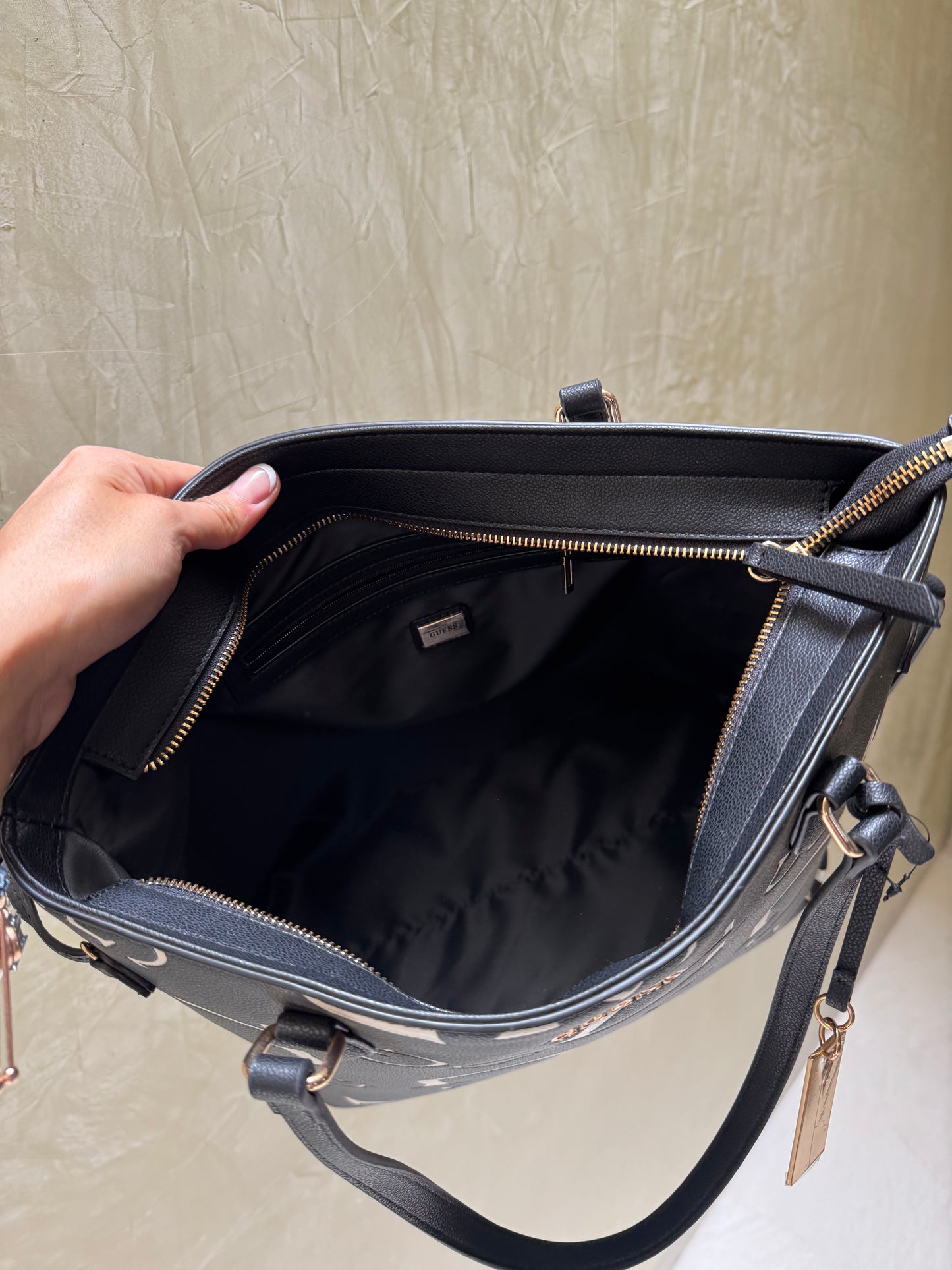 Shoulder Bag Guess Negra con logo Blanco
