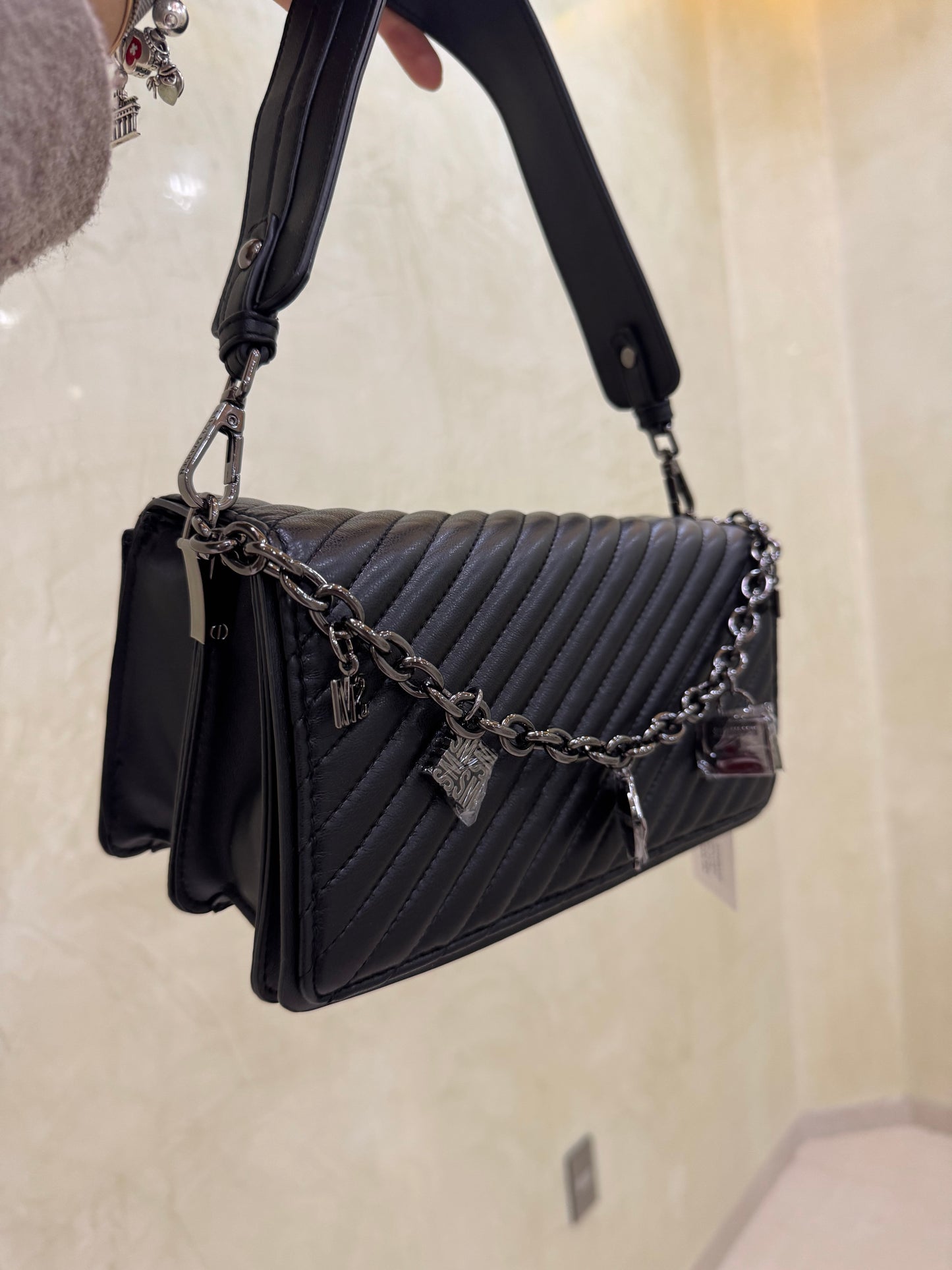 Shoulder Bag Steve Madden Negra con charms