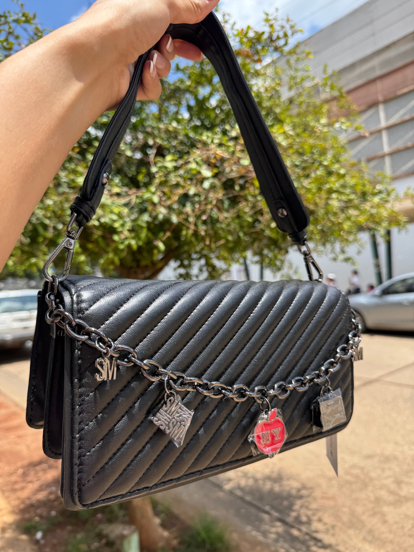 Shoulder Bag Steve Madden Negra con charms