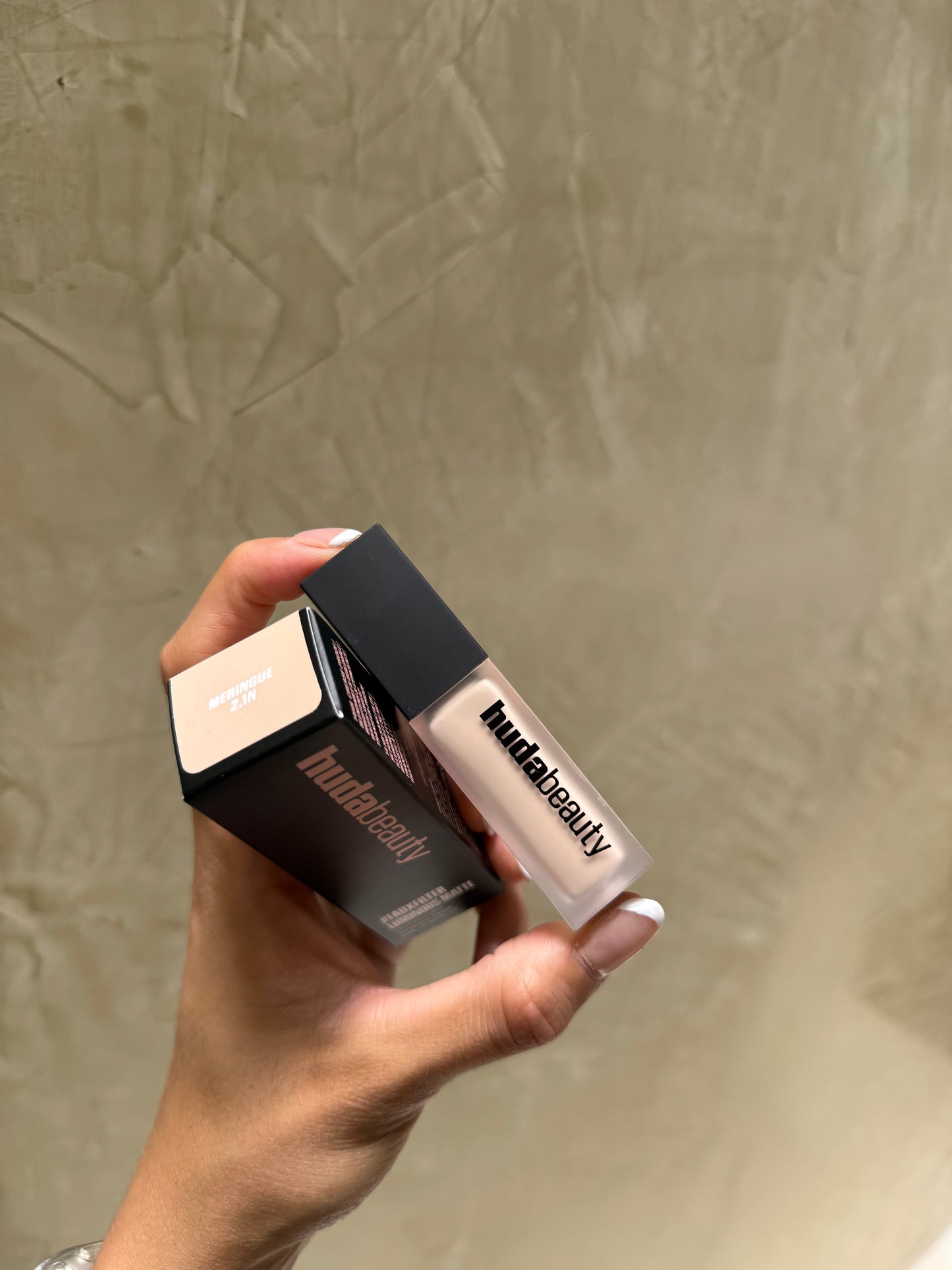 HUDA BEAUTY
#FauxFilter Matte Buildable Coverage Waterproof Concealer Tono- 2.1N Meringue