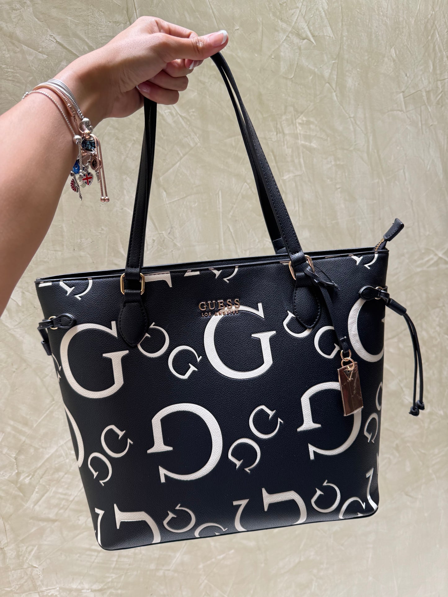 Shoulder Bag Guess Negra con logo Blanco
