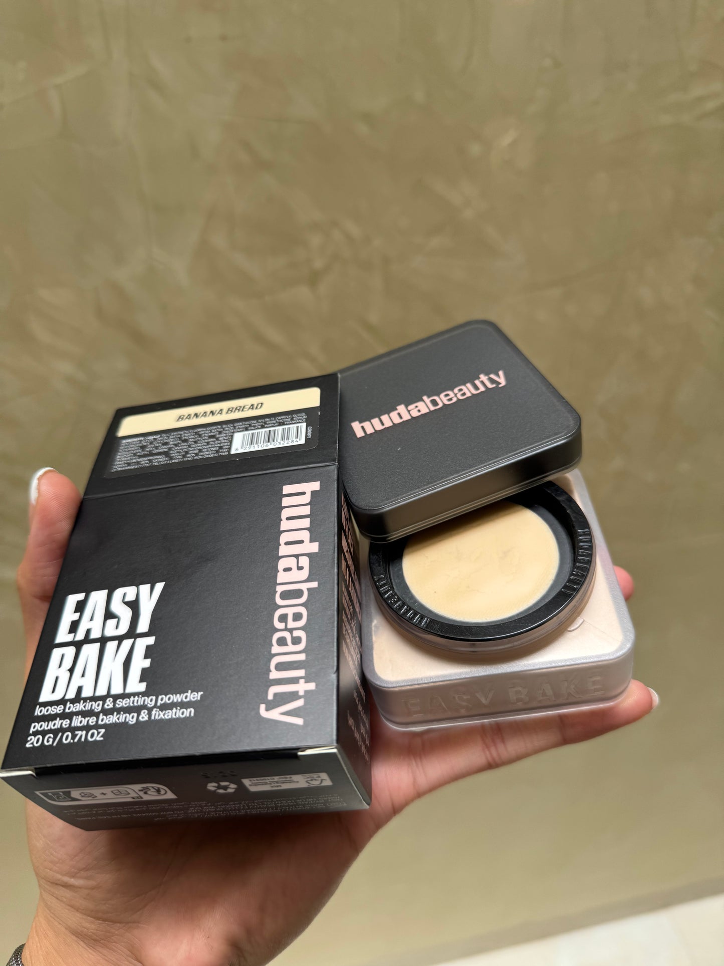 HUDA BEAUTY
Easy Bake Blurring Loose Baking & Setting Powder Tono- Banana Bread
