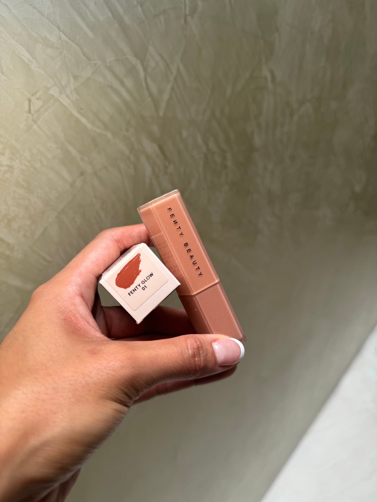 FENTY BEAUTY by Rihanna
Gloss Bomb Stix High-Shimmer Gloss Stick TONO- FENTY GLOW 01
